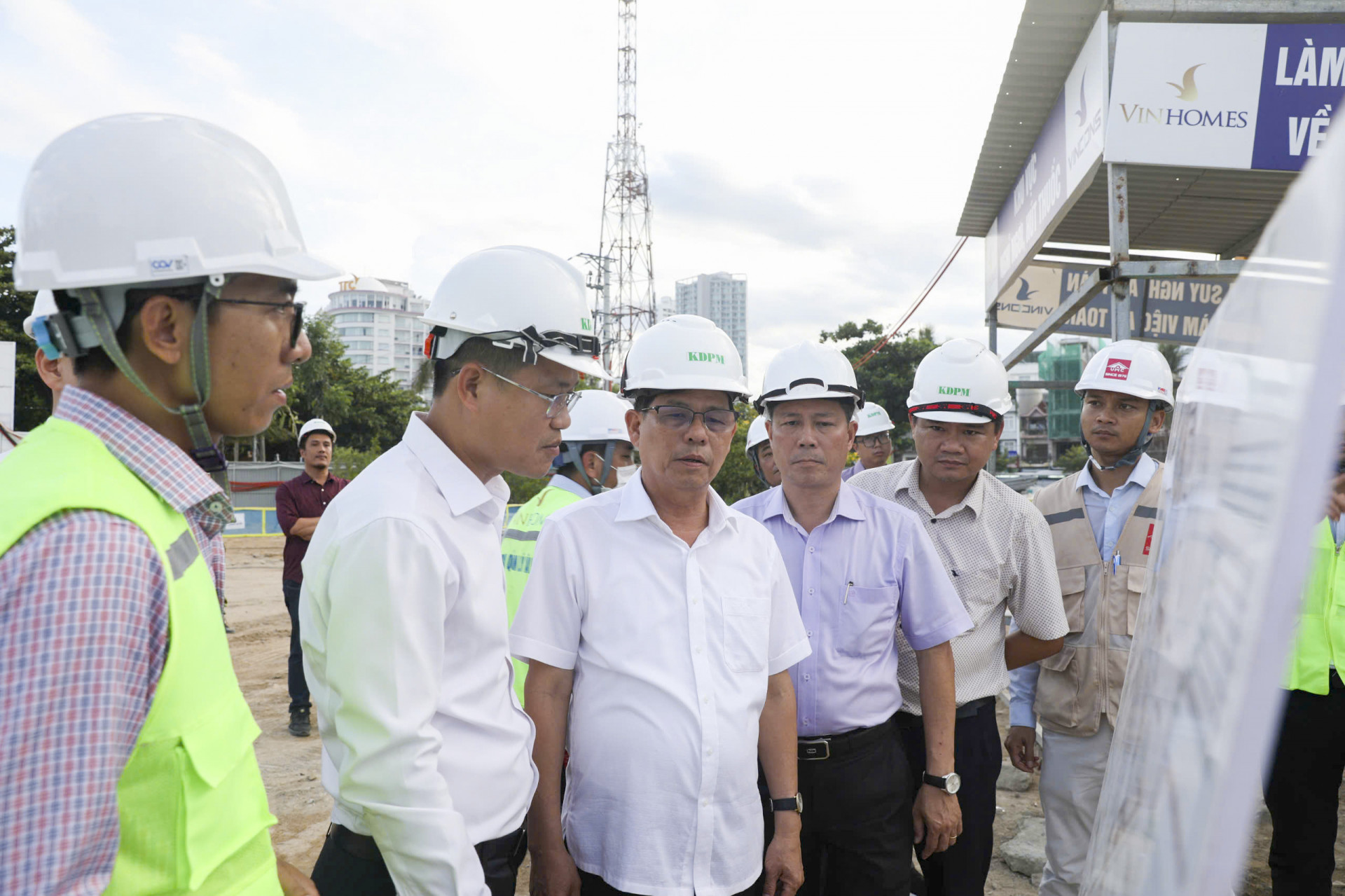 Đồng chí Nguyễn Tấn Tuân nghe báo cáo tiến độ dự án Trụ sở làm việc Tỉnh ủy, Đoàn ĐBQH, HĐND, UBND tỉnh.