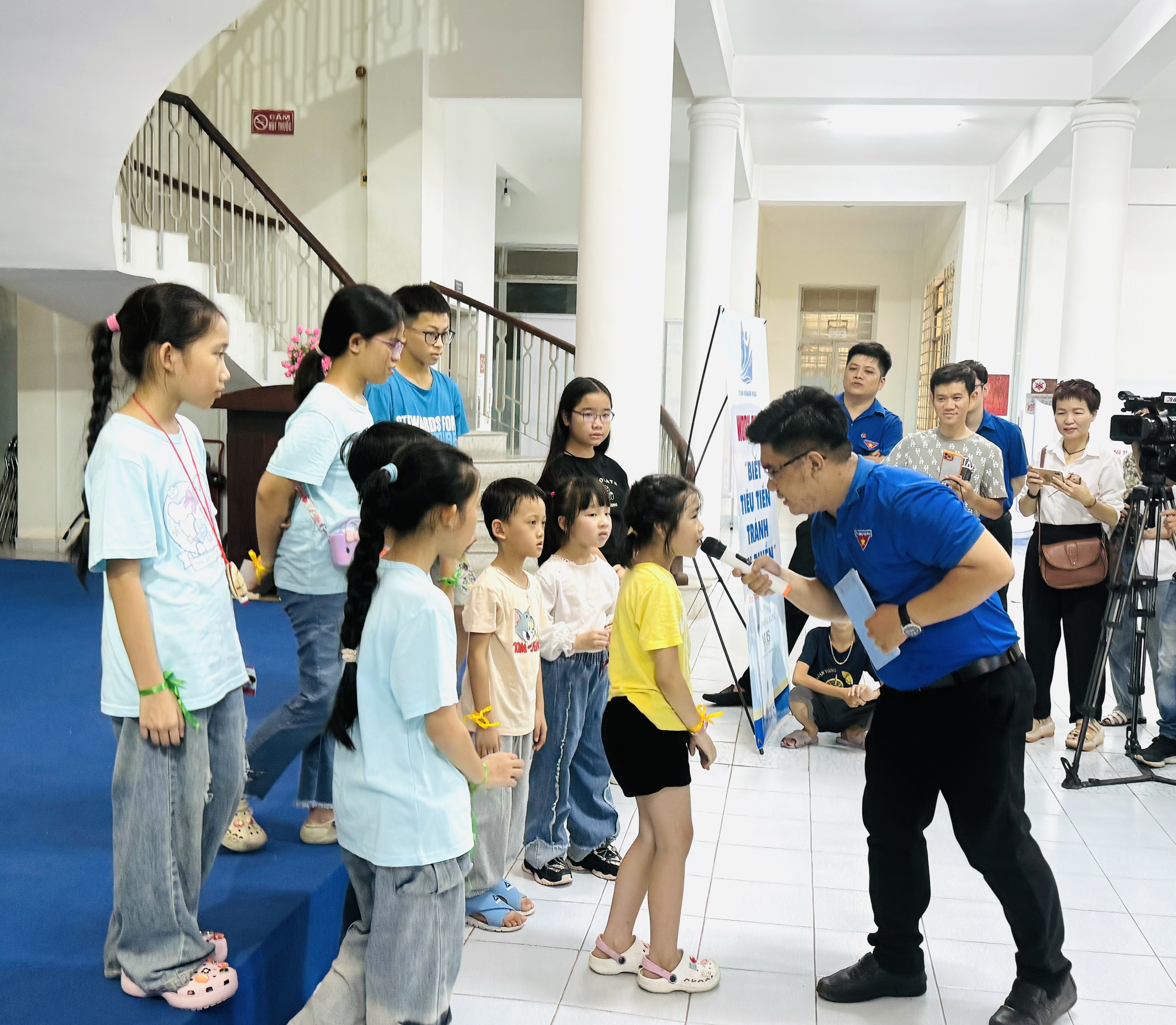 Tham gia trả lời các câu hỏi liên quan đến tiền tệ