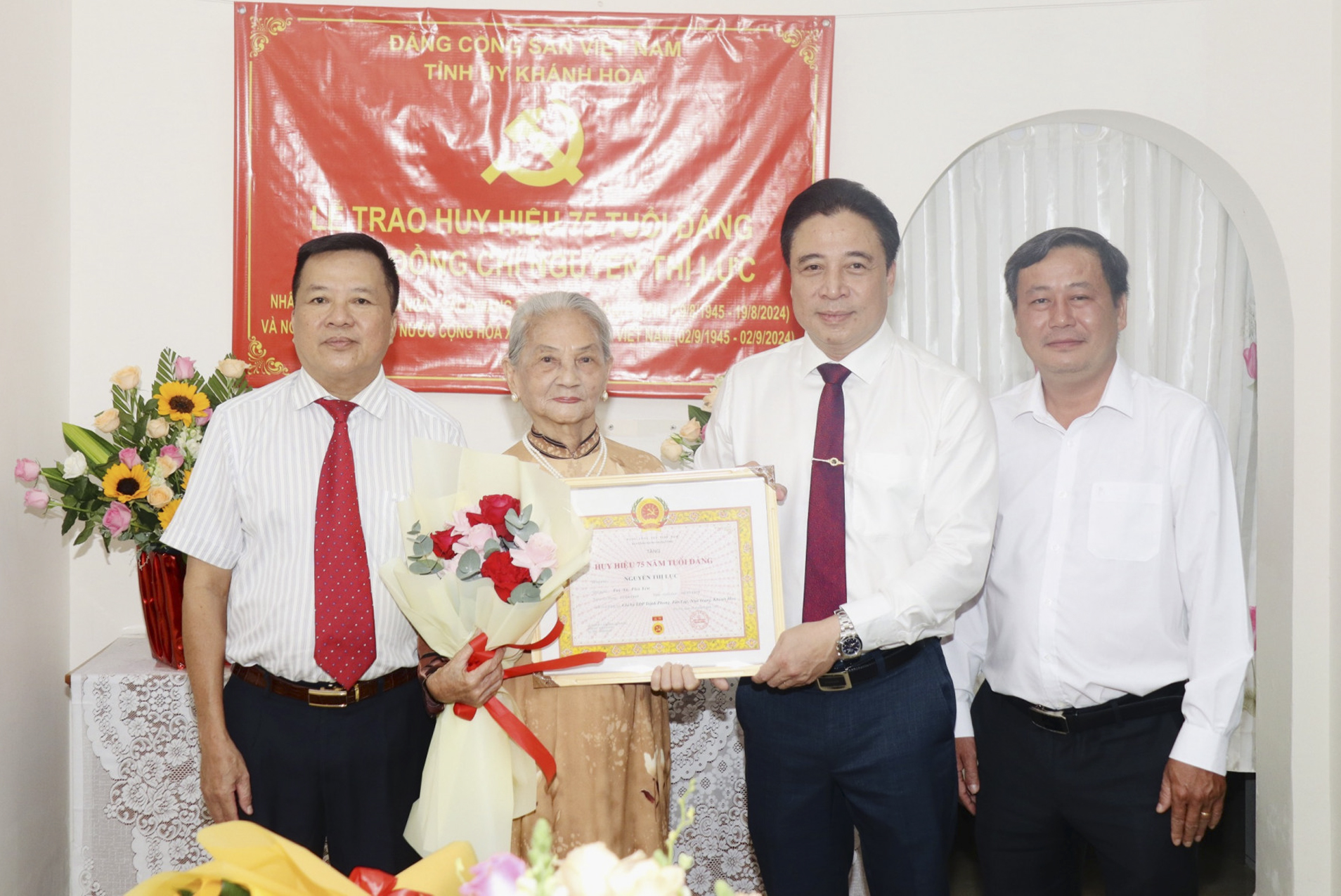 Phó Bí thư Thường trực Tỉnh ủy Nguyễn Khắc Toàn trao Huy hiệu 75 năm tuổi Đảng cho 2 đảng viên tiêu biểu ở Nha Trang