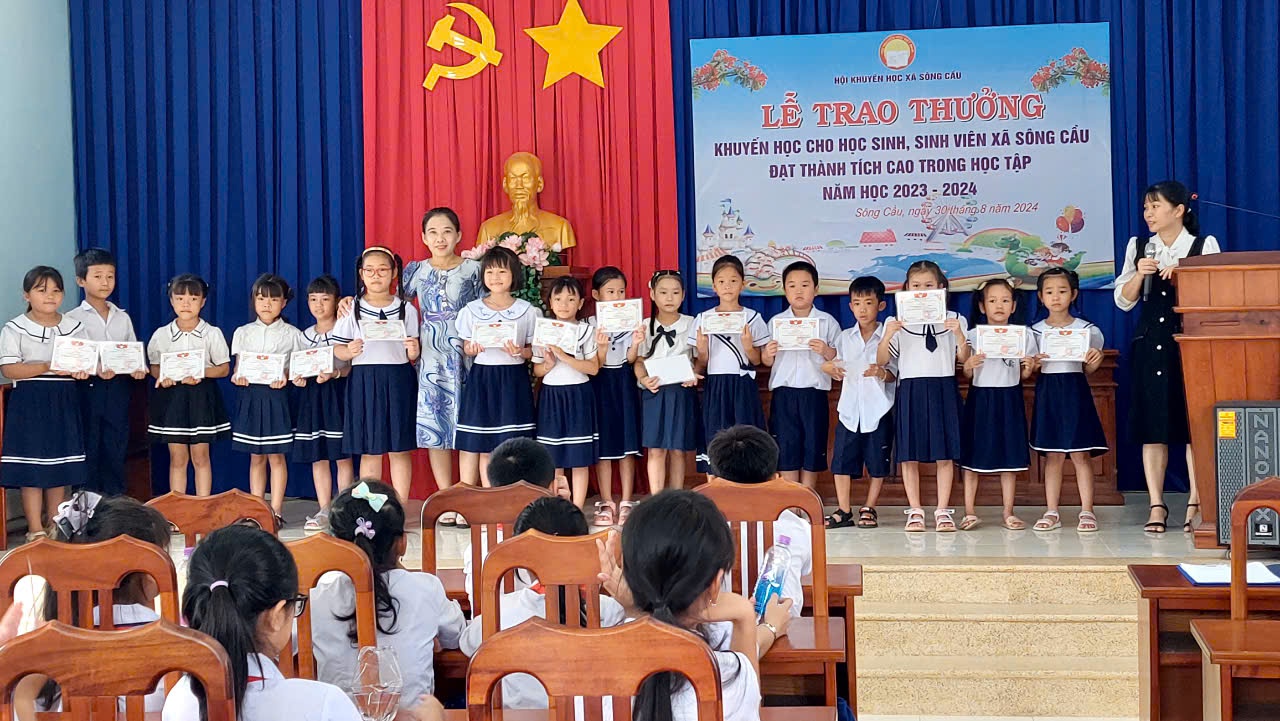 Trao thưởng cho 137 học sinh xã Sông Cầu