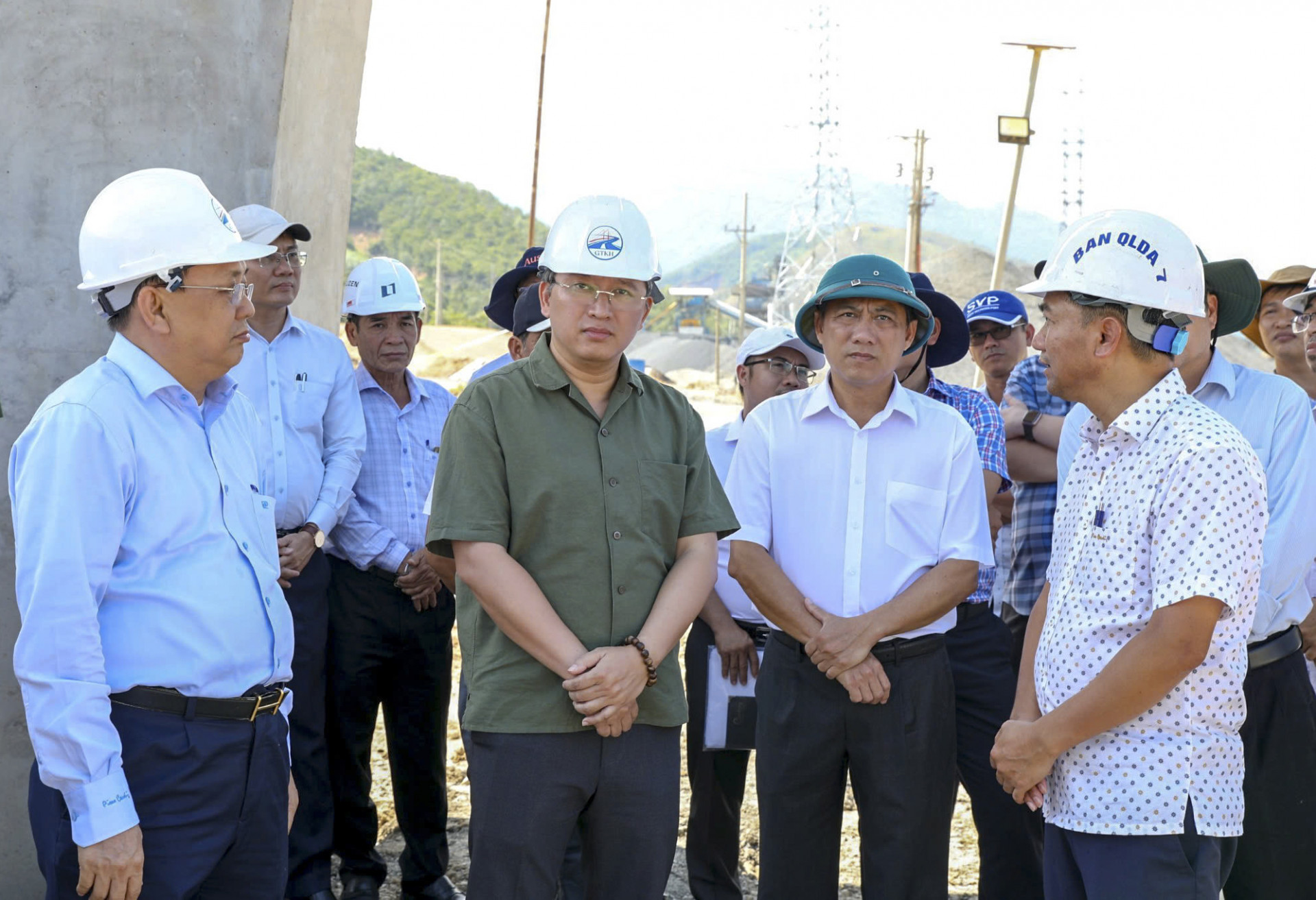 Bí thư Tỉnh ủy Nguyễn Hải Ninh kiểm tra thực tế tại dự án Đường bộ cao tốc Vân Phong - Nha Trang đoạn qua địa bàn huyện Vạn Ninh.