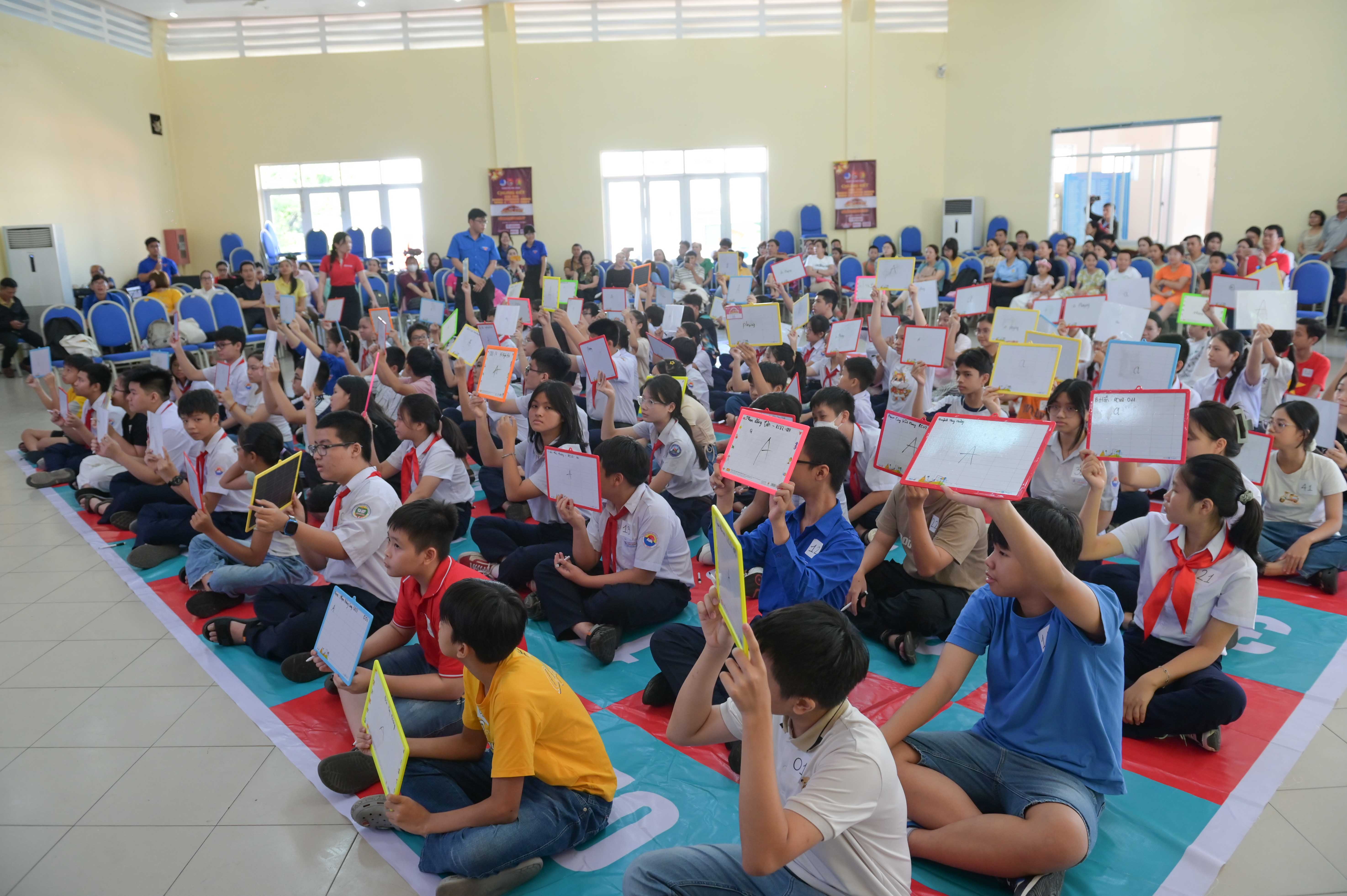 100 thí sinh tham gia thi rung chuông vàng tiếng Anh