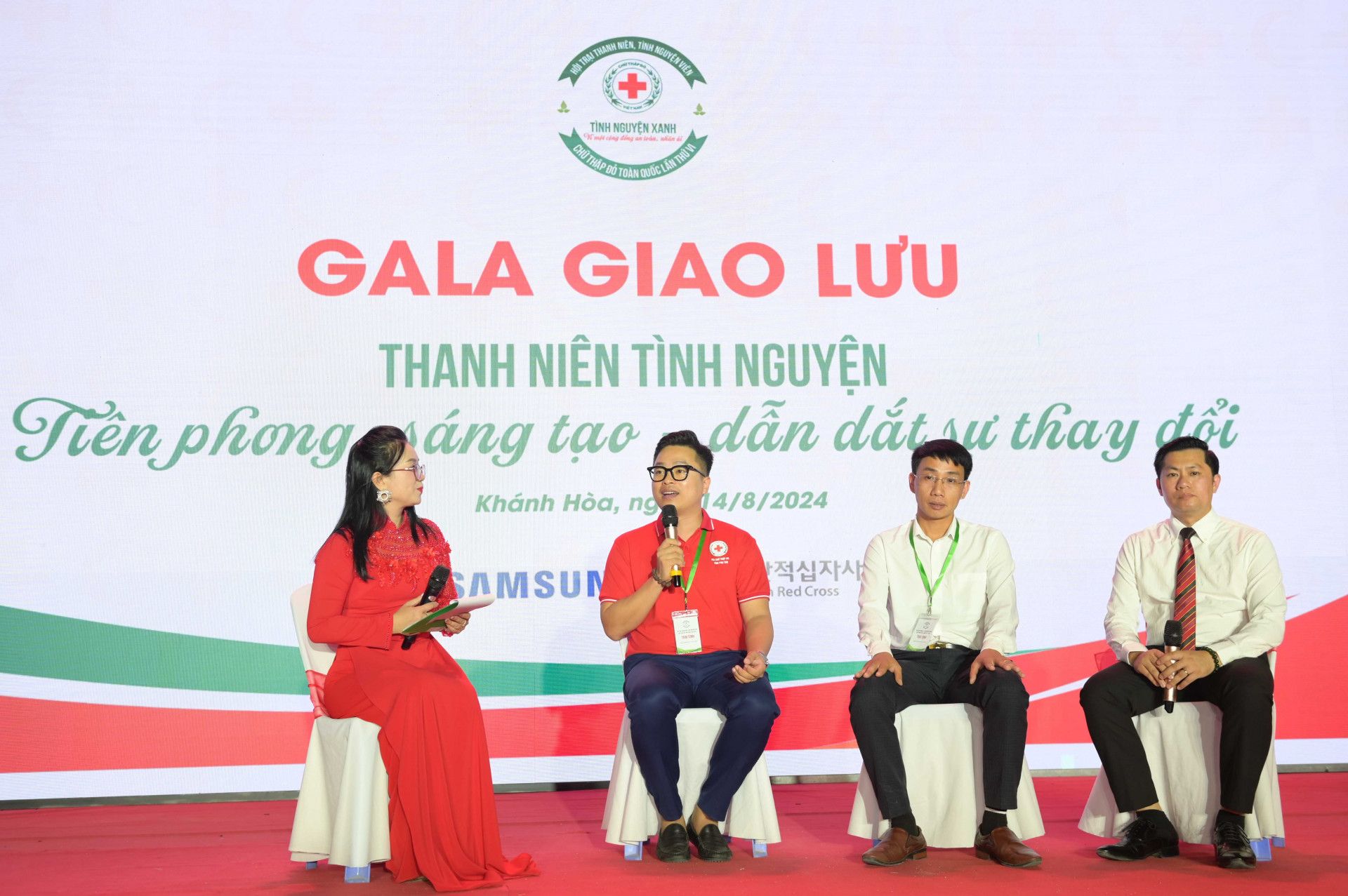 Giao lưu với các thanh niên trong phong trào “Người tốt, việc thiện – chung sức xây dựng cộng đồng nhân ái”.