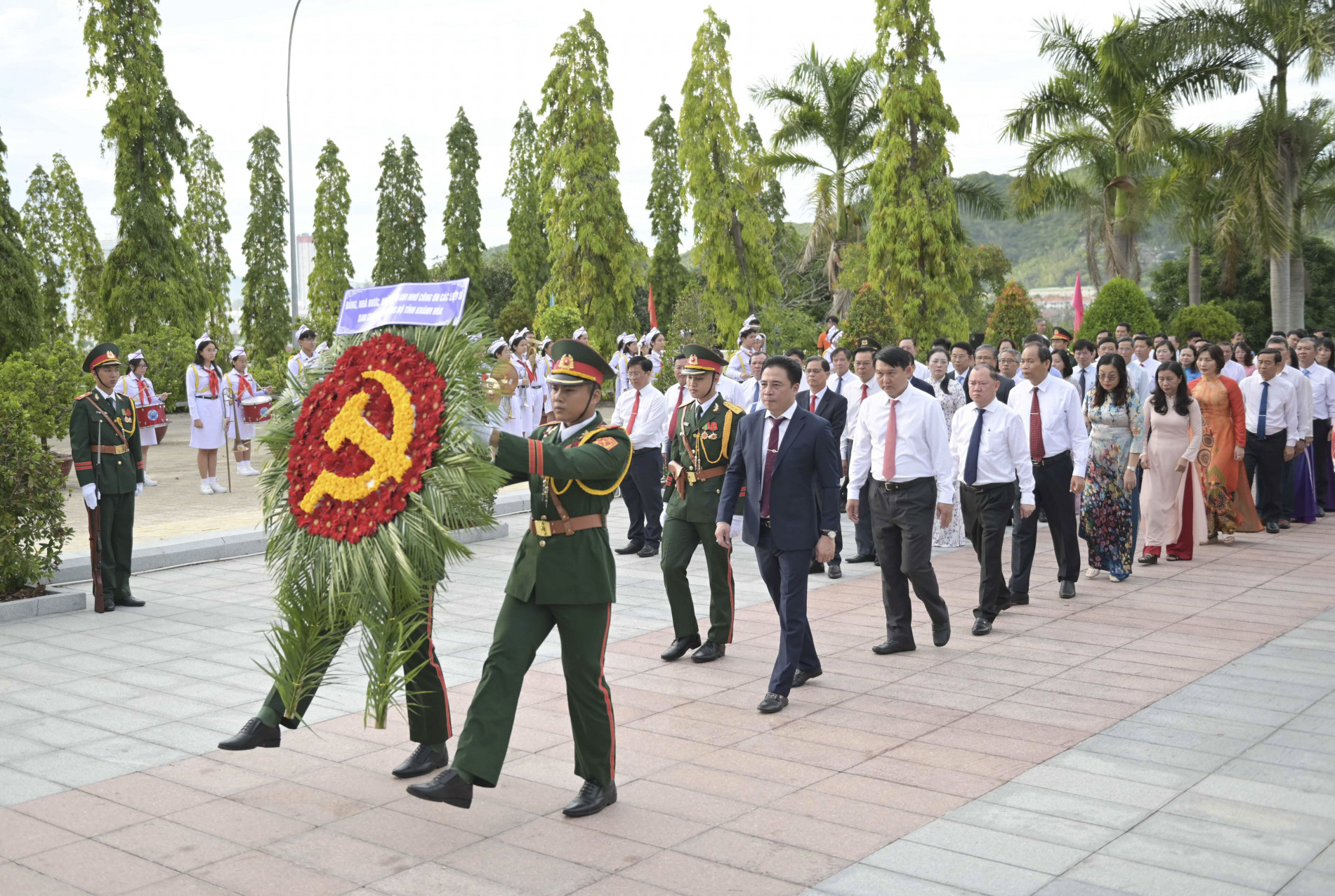 Đoàn đại biểu của Ban Chấp hành Đảng bộ tỉnh do Phó Bí thư Thường trực Tỉnh ủy Nguyễn Khắc Toàn dẫn đầu vào viếng.