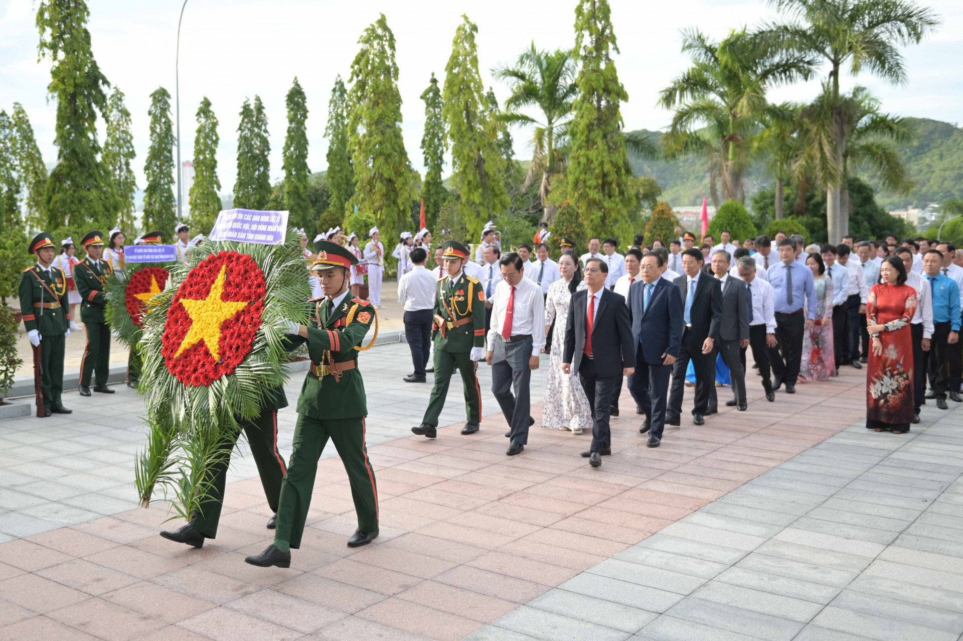 Đoàn đại biểu Quốc hội, HĐND, UBND tỉnh do Chủ tịch UBND tỉnh Nguyễn Tấn Tuân dẫn đầu vào viếng.