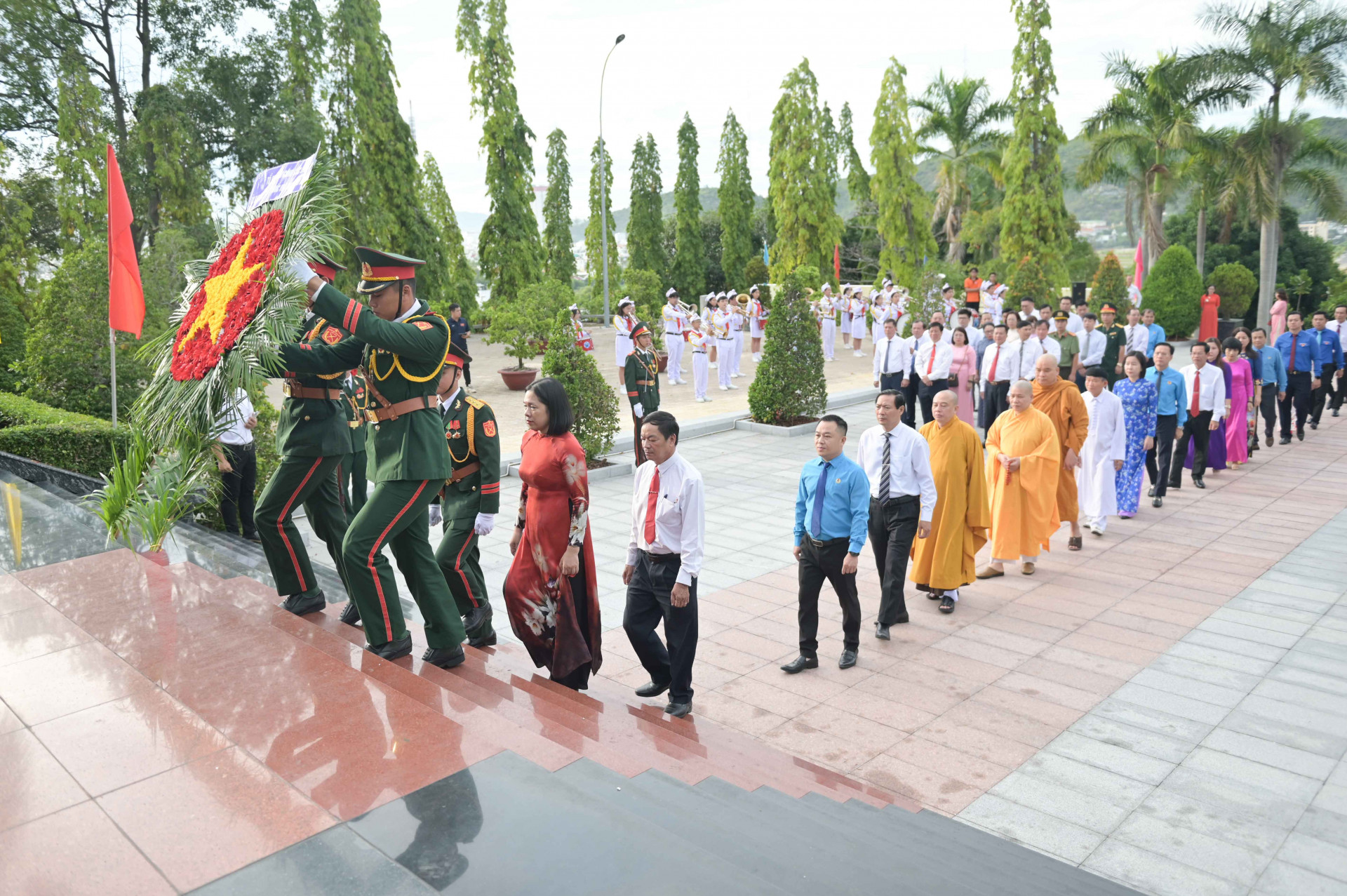 Đoàn đại biểu UBMTTQ Việt Nam tỉnh do bà Trần Thu Mai - Chủ tịch UBMTTQ Việt Nam tỉnh dẫn đầu vào viếng.