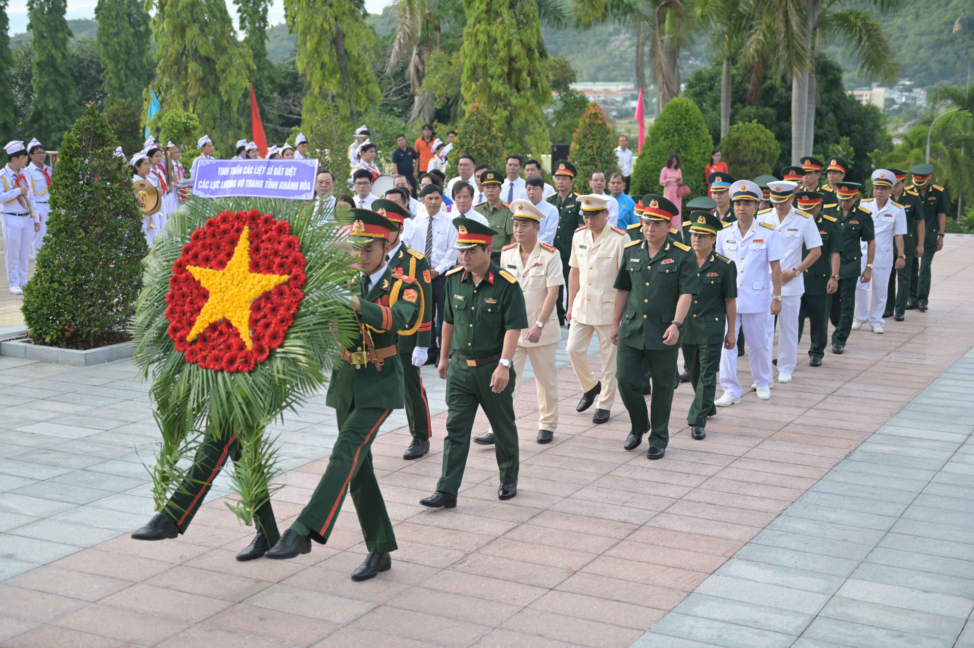 Đoàn đại biểu các lực lượng vũ trang tỉnh vào viếng.