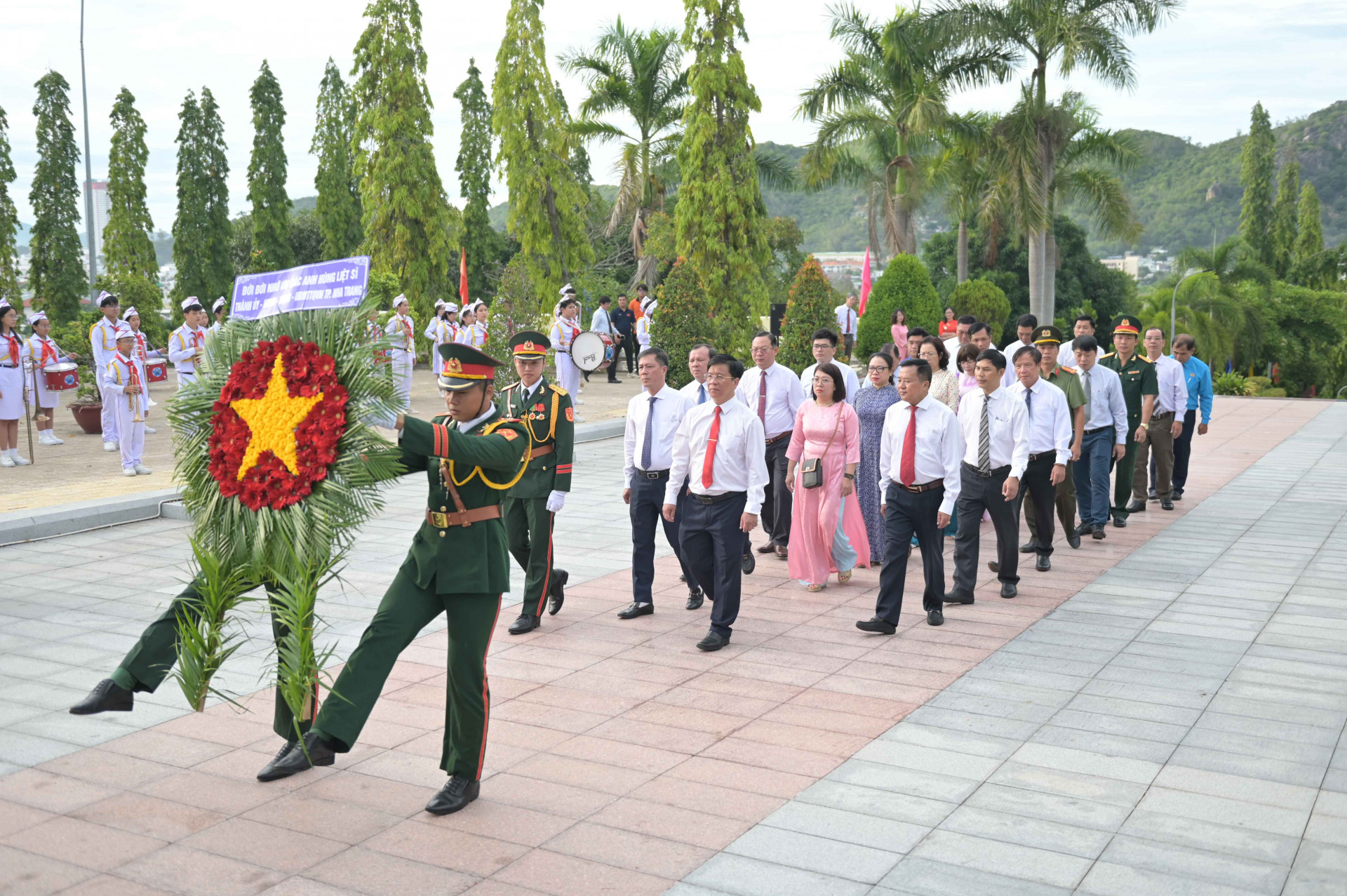 Đoàn đại biểu Thành ủy, HĐND, UBND, UBMTTQ Việt Nam TP. Nha Trang do ông Hồ Văn Mừng - Ủy viên dự khuyết Trung ương Đảng, Bí thư Thành ủy dẫn đầu vào viếng.