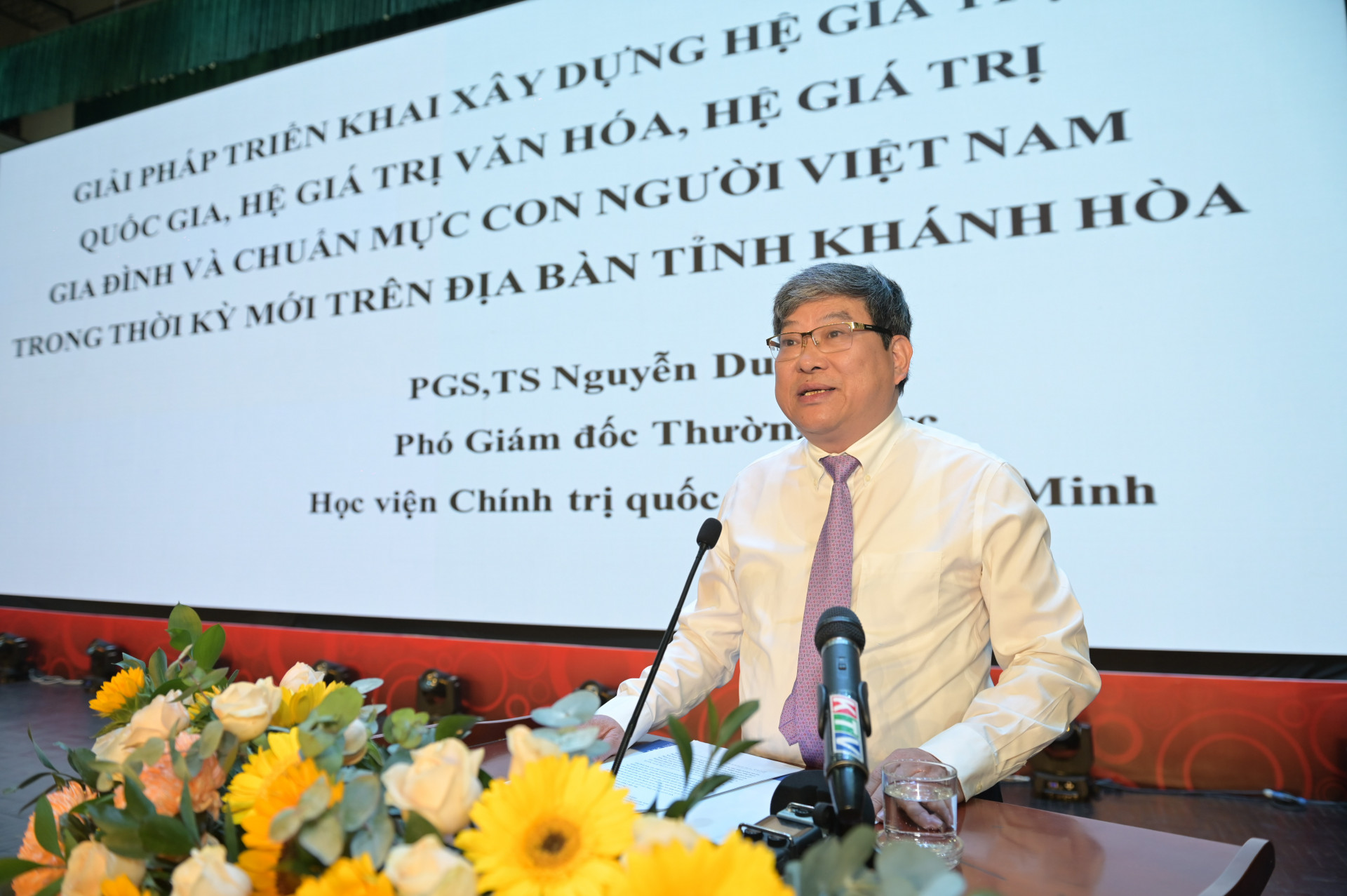 PGS.TS Nguyễn Duy Bắc phát biểu tham luận tại hội nghị. 