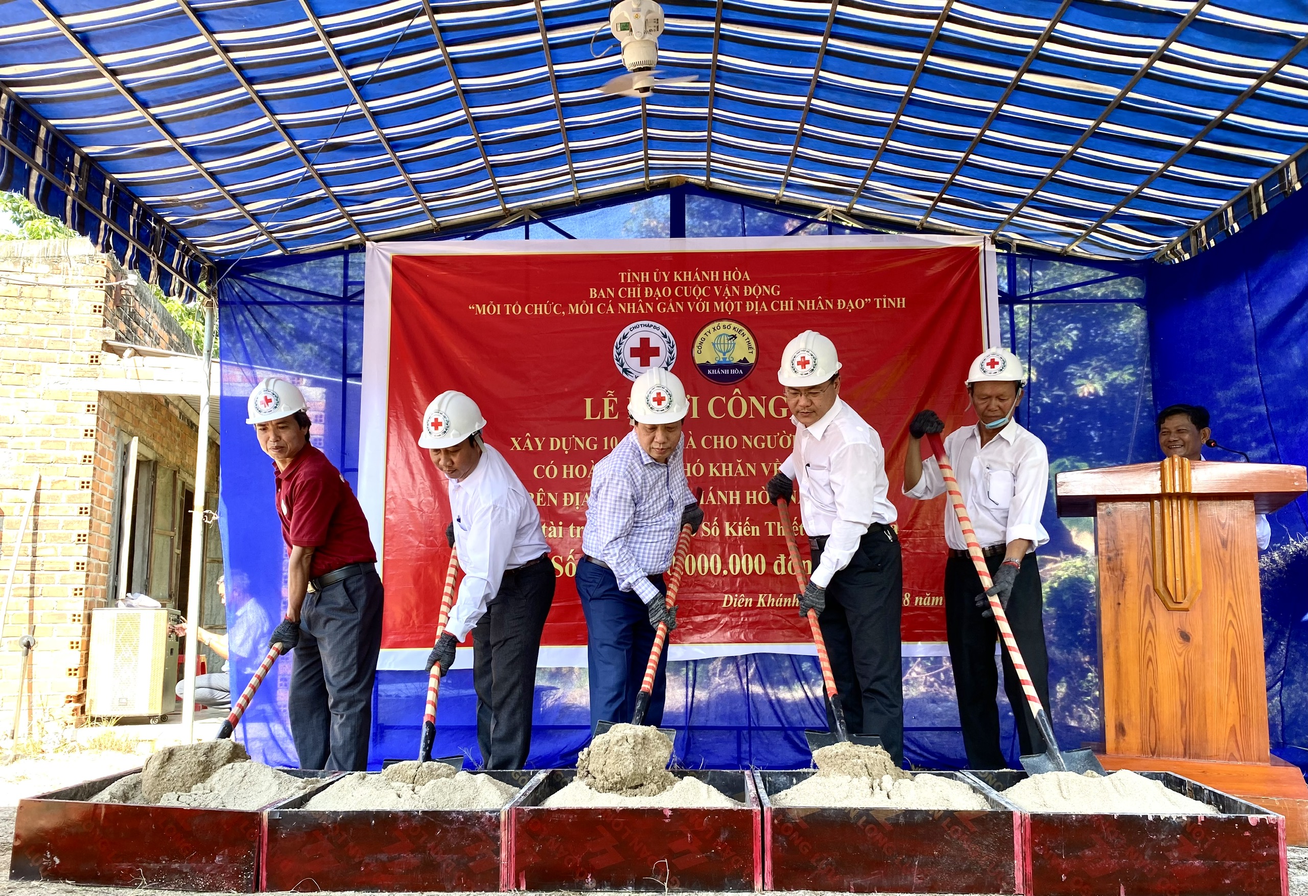 Ban chỉ đạo Cuộc vận động “Mỗi tổ chức, mỗi cá nhân gắn với một địa chỉ nhân đạo” tỉnh Khánh Hòa: Khởi công xây nhà cho hộ nghèo