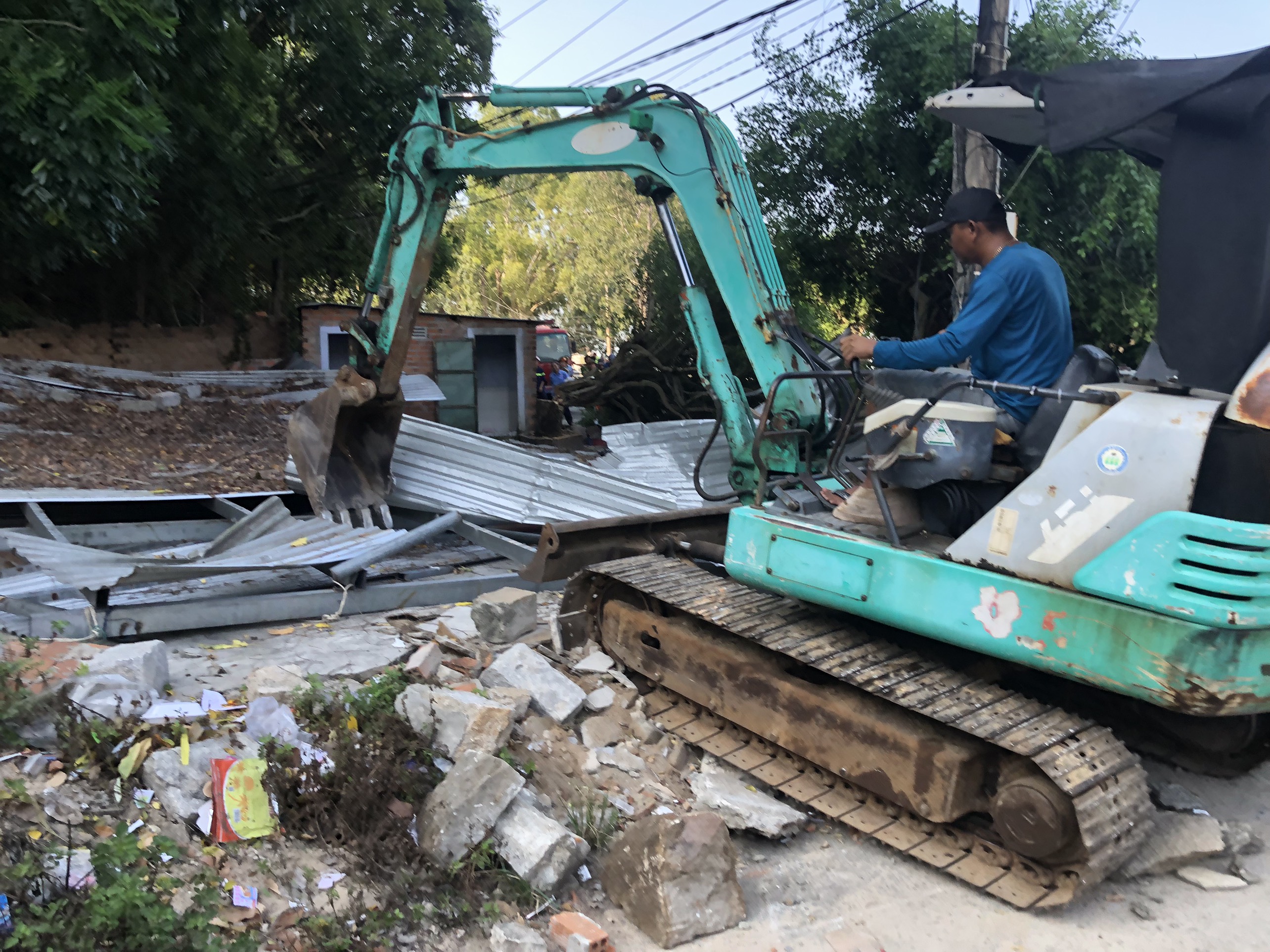 Cưỡng chế 1 hộ xây dựng nhà lấn chiếm đất nhà nước quản lý tại thôn Đông Bắc, xã Đại Lãnh