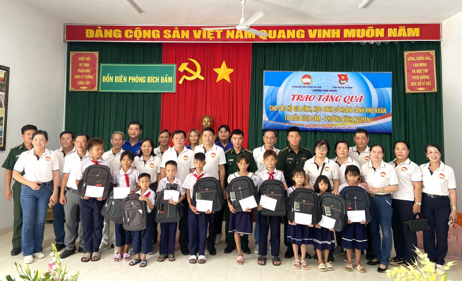 Mặt trận phường, Đoàn phường Vĩnh Phước và Đồn Biên phòng Bích Đầm tặng quà các học sinh khó khăn ở Tổ dân phố Bích Đầm (phường Vĩnh Nguyên, TP. Nha Trang).