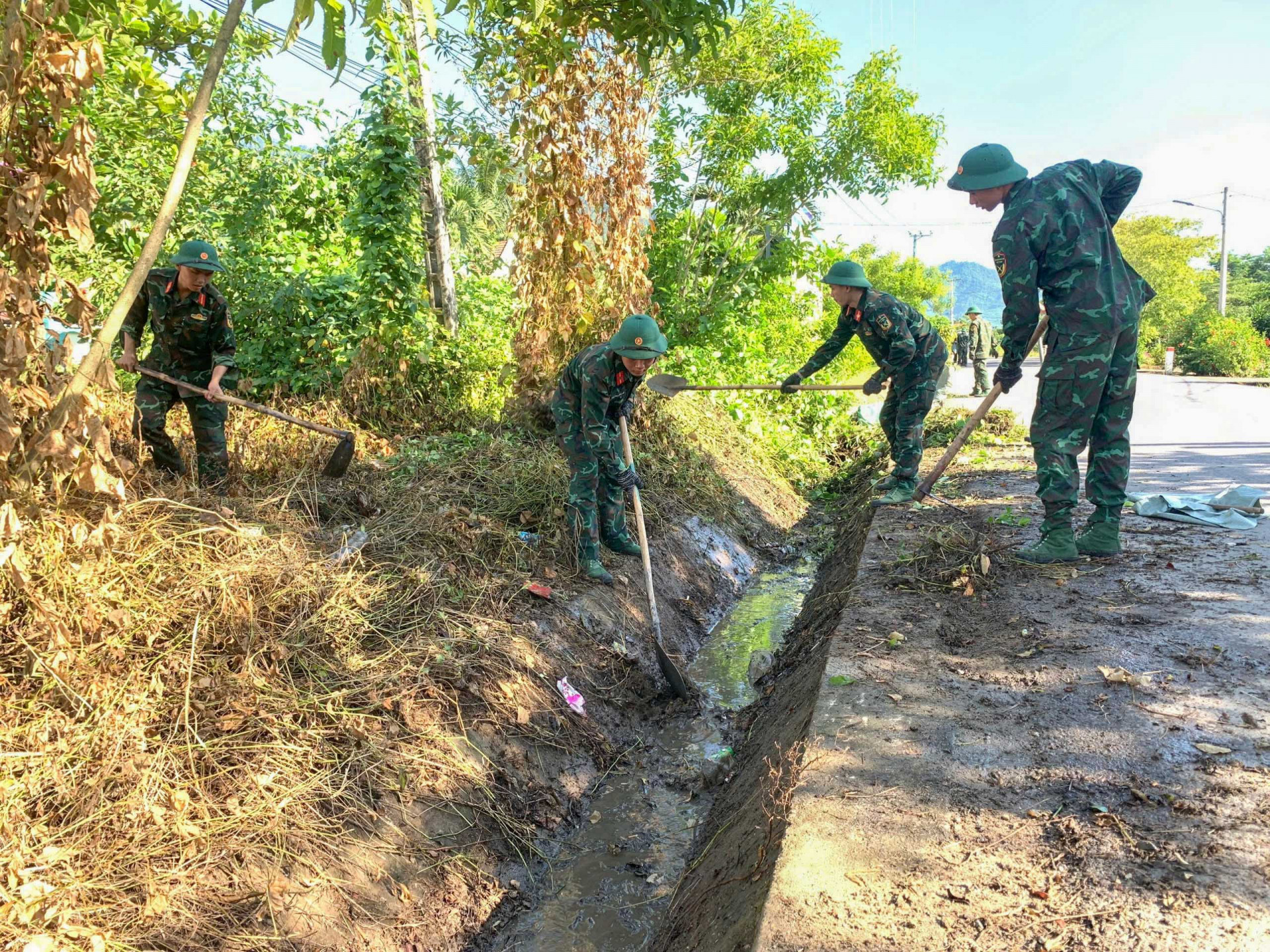 Học viên Trường Sĩ quan Thông tin nạo vét kênh mương.