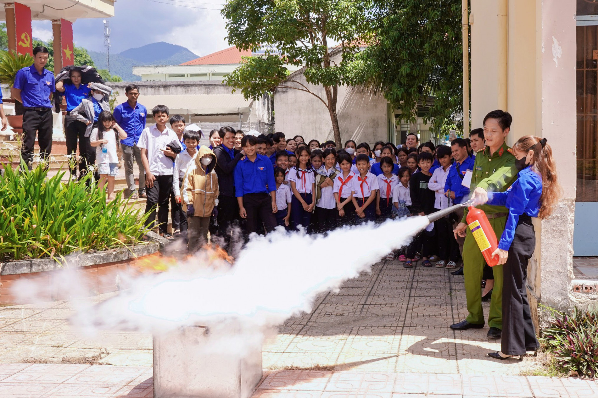 Các đoàn viên, thanh thiếu nhi được tập huấn kỹ năng phòng cháy, chữa cháy.