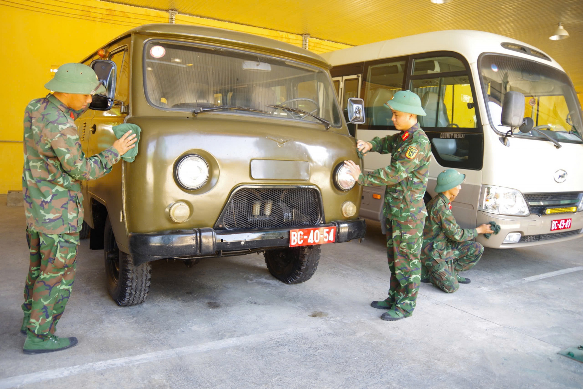 Đơn vị thực hiện bảo quản trang bị xe - máy trong Ngày kỹ thuật.