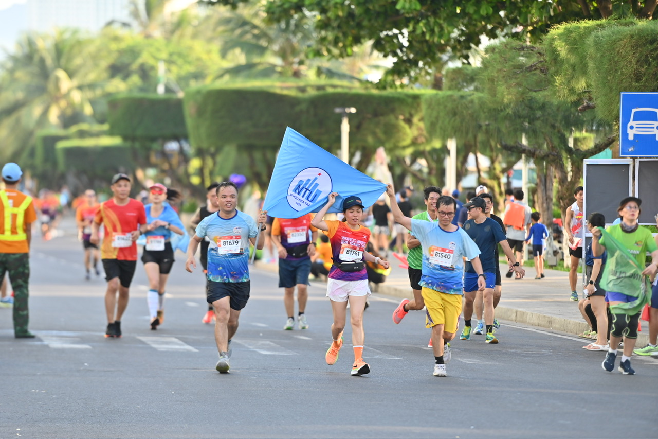 Giải chạy VnExpress Marathon Nha Trang 2024 
thu hút lượng lớn khách du lịch.  Ảnh: P.H