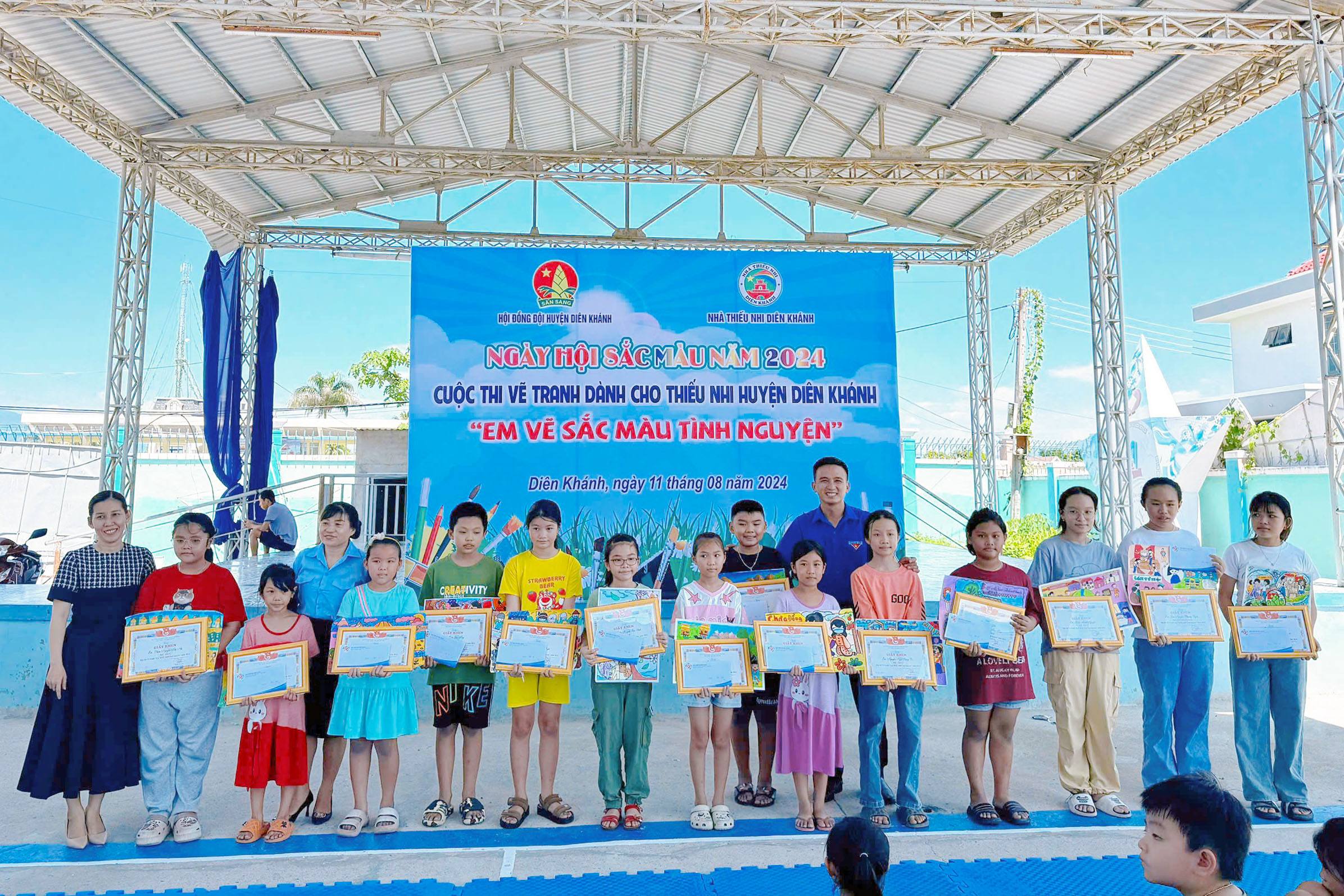 Diên Khánh:: Hơn 50 thiếu nhi tham gia vẽ tranh "Em vẽ sắc màu tình nguyện"