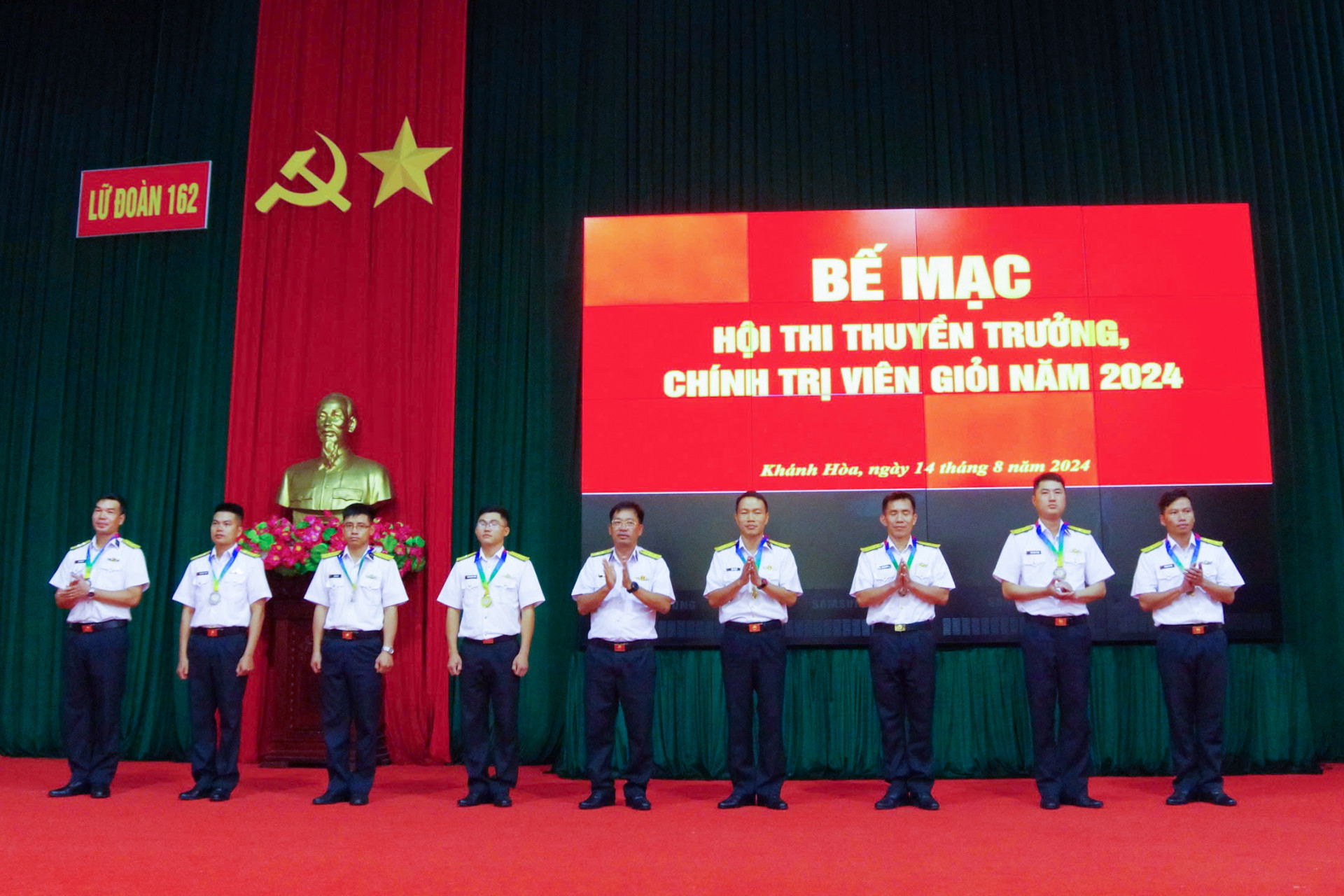 Thượng tá Mai Văn Doanh - Chính ủy lữ đoàn trao giải cho các thí sinh đạt thành tích cao.