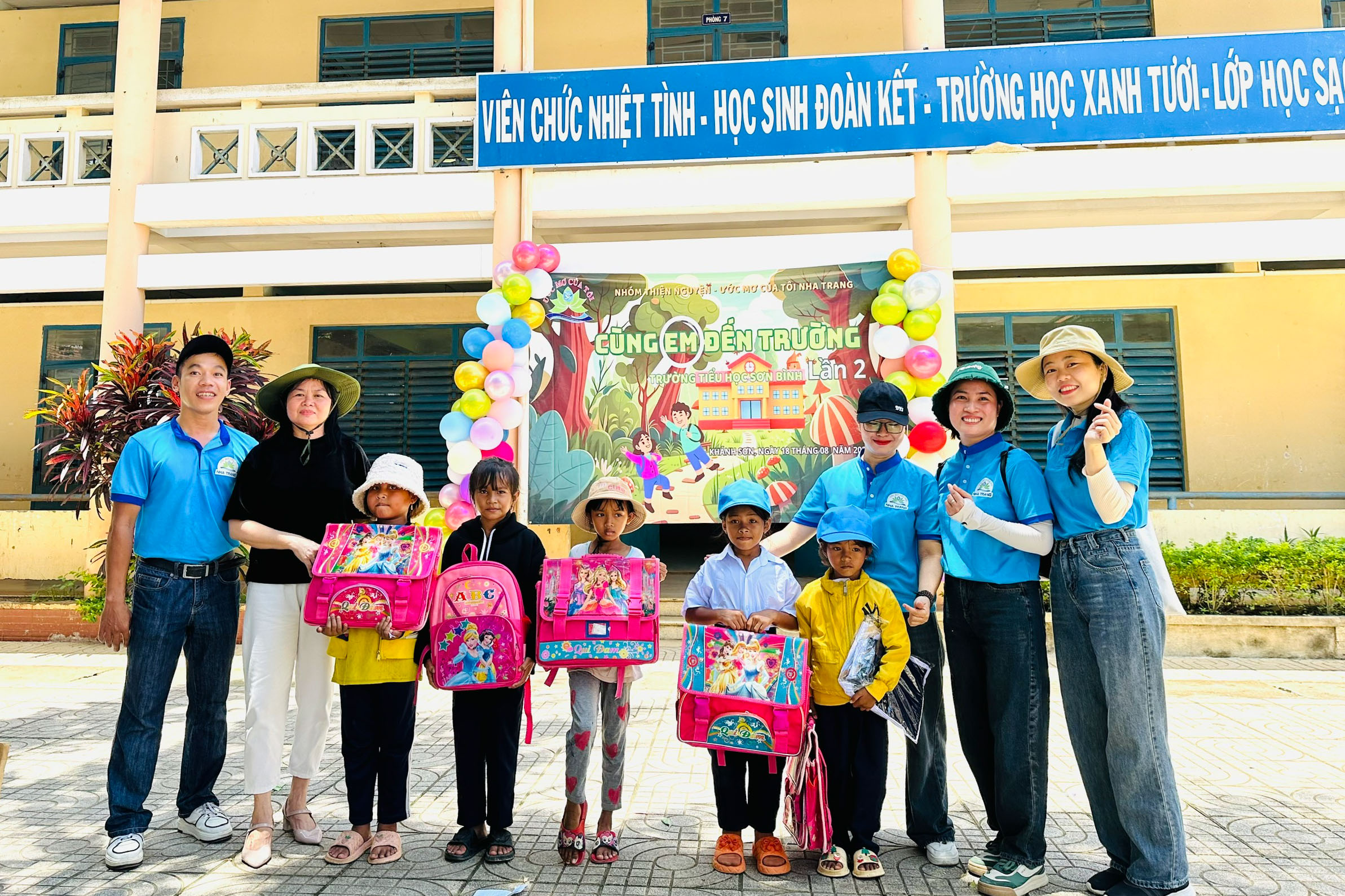 Trao 210 phần quà cho thiếu nhi khó khăn tại xã Sơn Bình