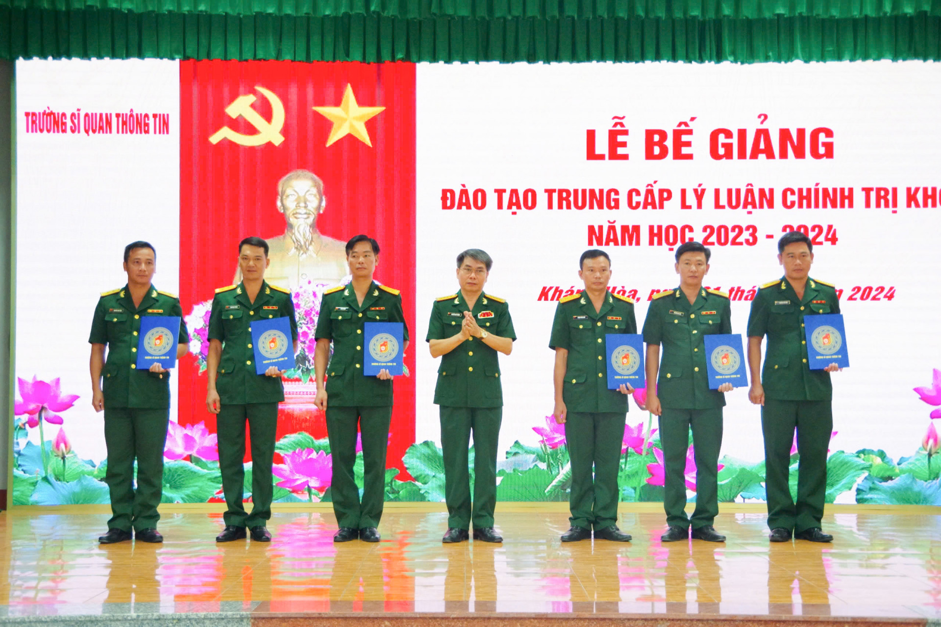 Trao thưởng cho các học viên tốt nghiệp đạt loại giỏi.