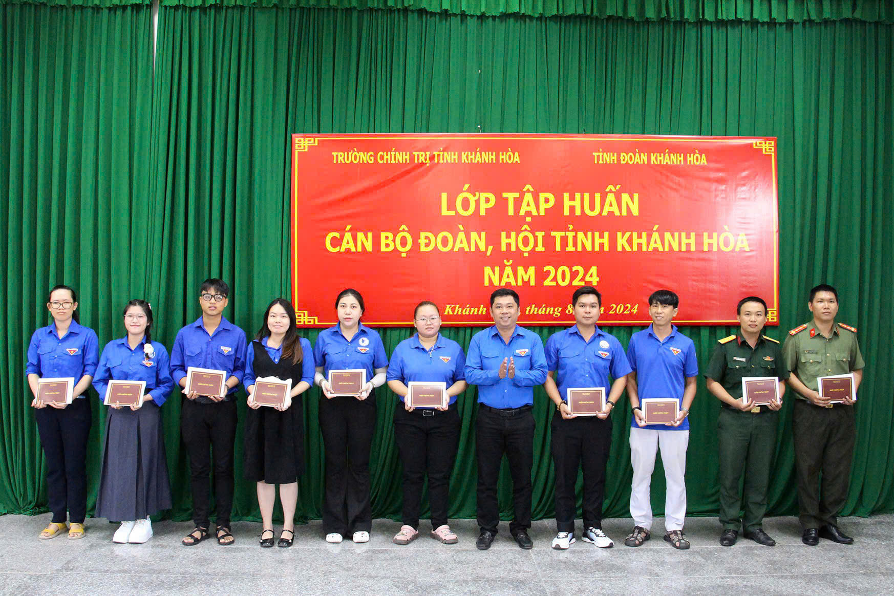 Lãnh đạo Tỉnh đoàn trao giấy chứng nhận cho các học viên.