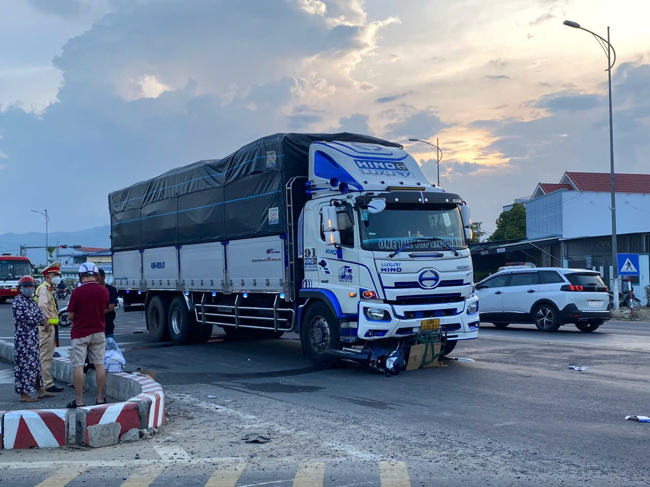 Xe tải tông xe máy, một người bị thương