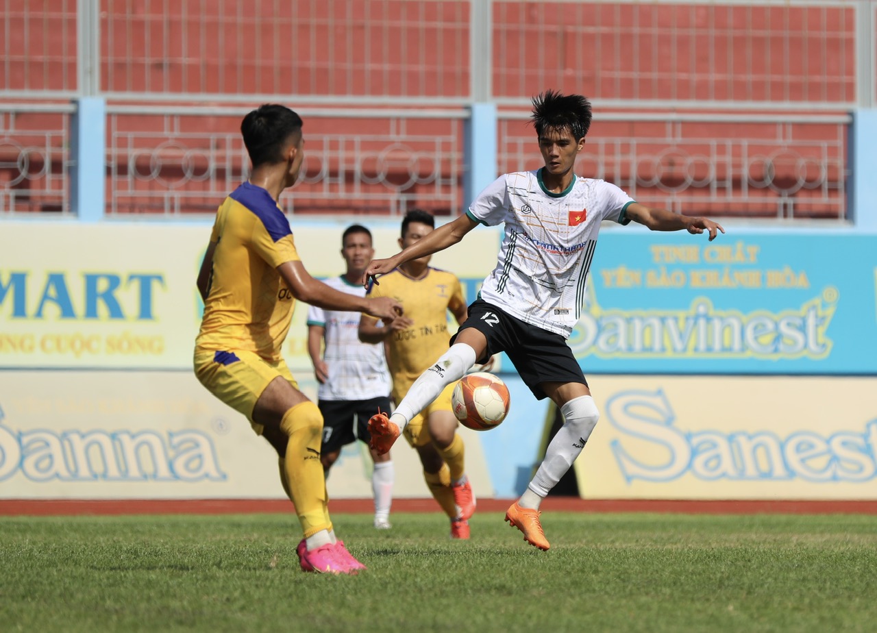 Giải bóng đá vô địch tỉnh Khánh Hòa 2024: Xác định 4 đội bóng lọt vào bán kết