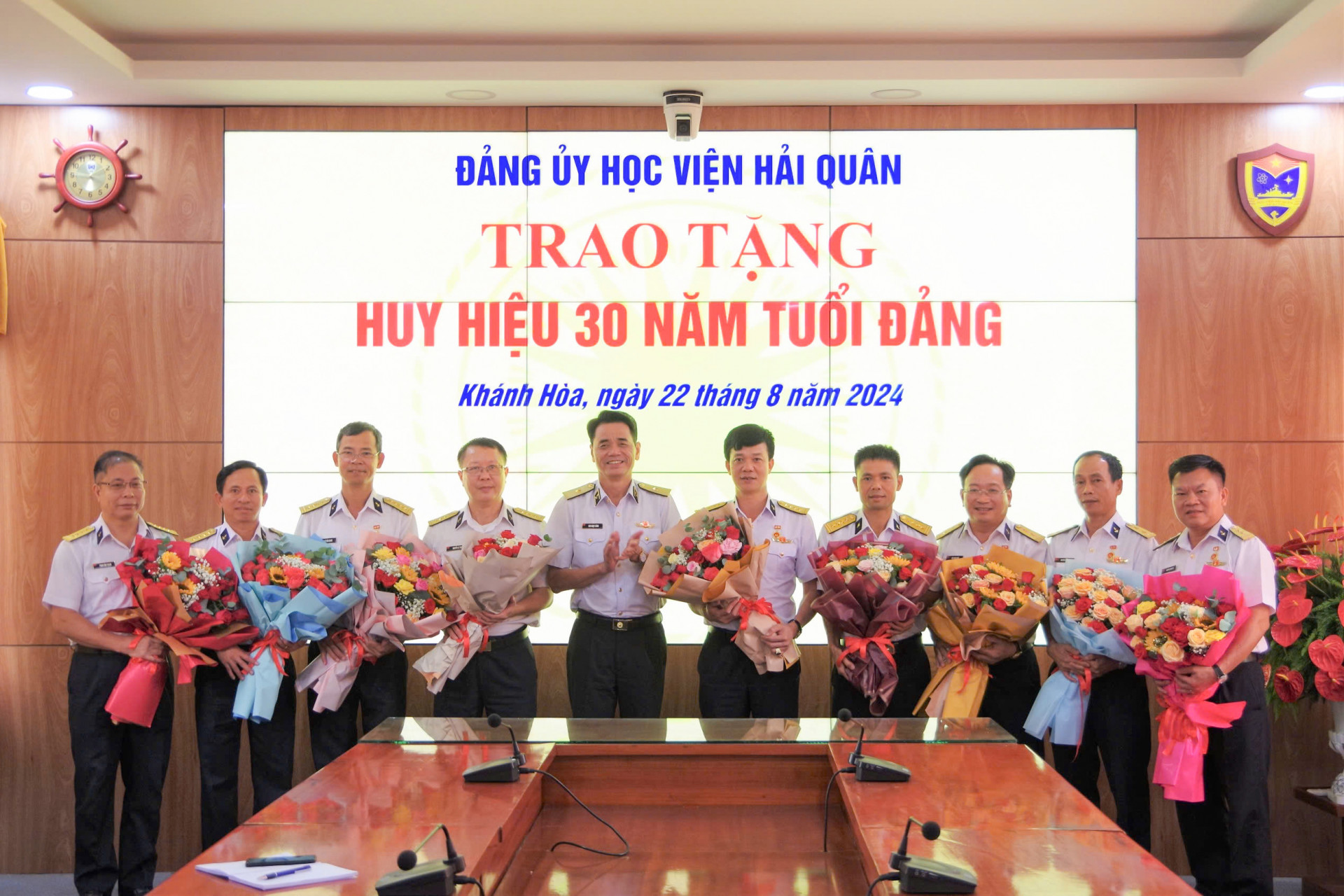 Chính ủy Học viện Hải quân trao tặng Huy hiêu 30 năm tuổi Đảng cho các đảng viên.