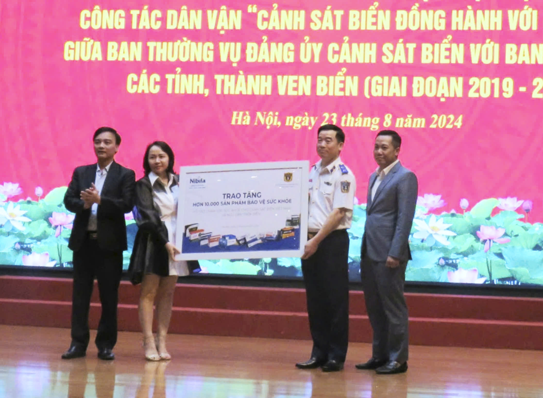 Đại diện Công ty Cổ phần Dược phẩm Ninh Bình trao tượng trưng 3.000 sản phẩm bảo vệ sức khỏe cho Cảnh sát biển Việt Nam.