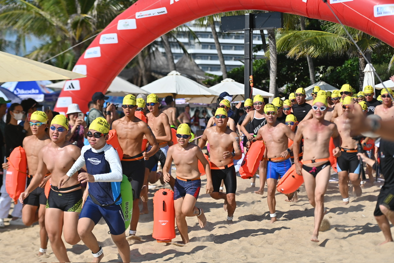 Sôi nổi Giải bơi SeaStar Nha Trang Bay