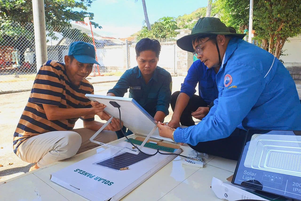 Thực hiện công trình thanh niên Hệ thống đèn chiếu sáng tại đảo Bích Đầm