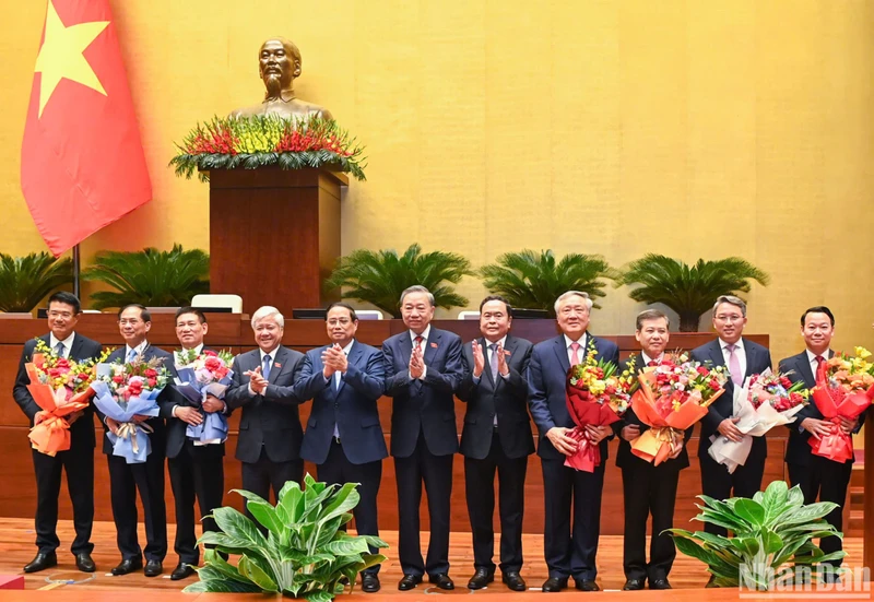 Các đồng chí lãnh đạo Đảng, Nhà nước tặng hoa chúc mừng các nhân sự vừa được Quốc hội bầu, phê chuẩn bổ nhiệm.