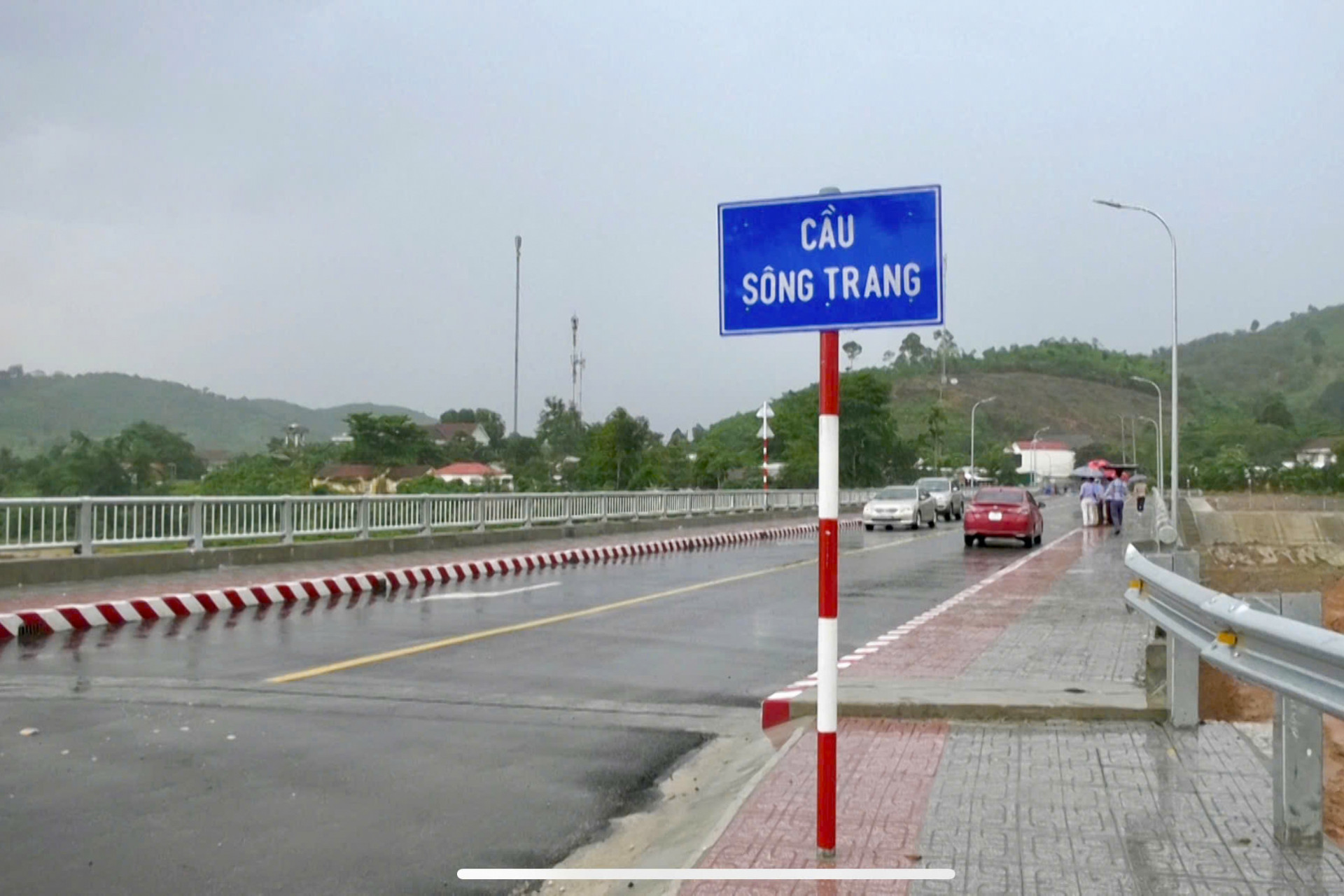 Cầu Sông Trang được đưa vào sử dụng.