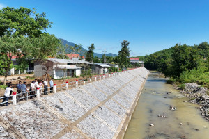 Huyện Khánh Vĩnh nghiệm thu đưa vào sử dụng kè bờ tả sông Khế