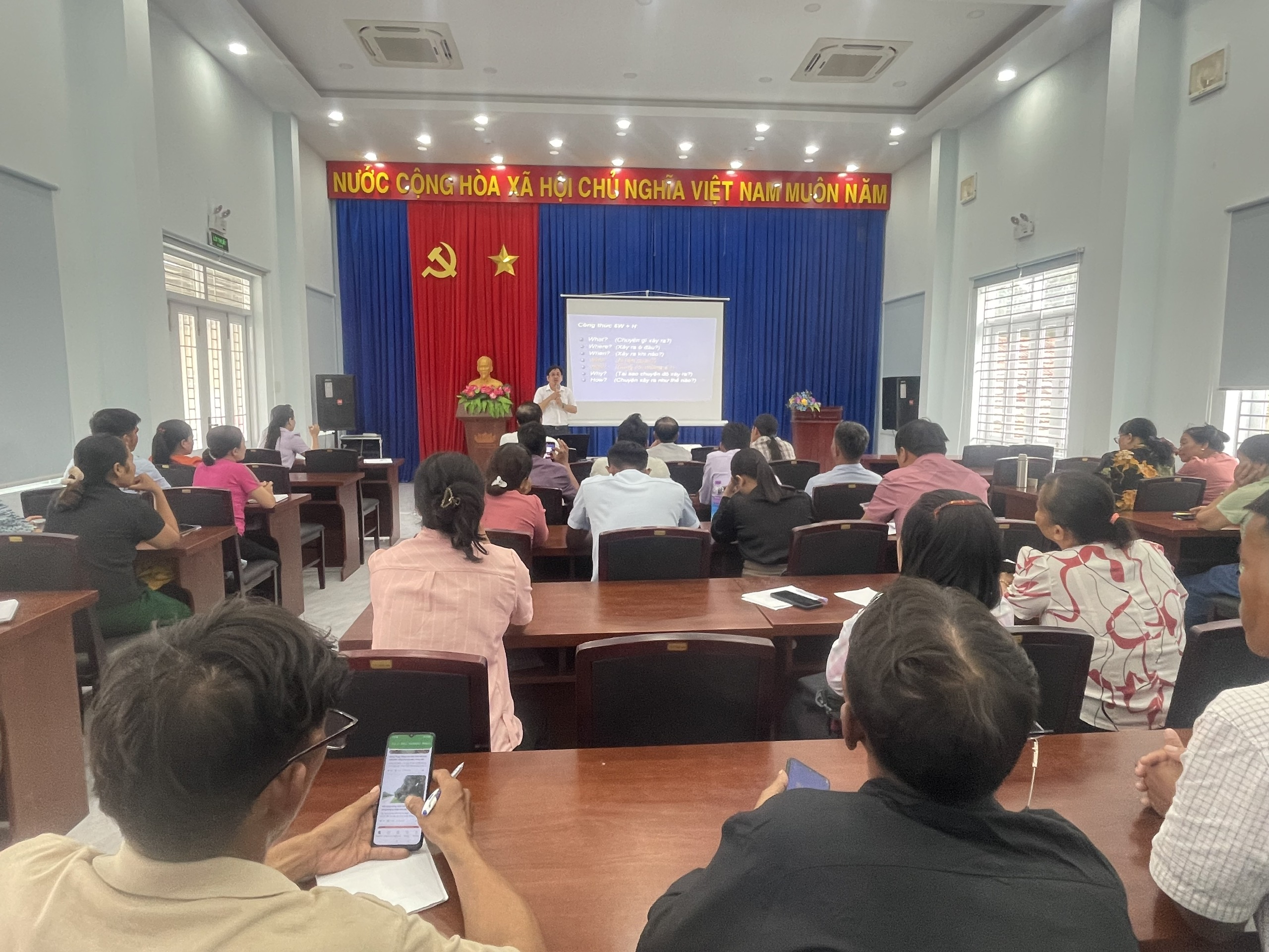 Hơn 50 cán bộ Hội Nông dân huyện Khánh Vĩnh tập huấn kỹ năng viết tin bài