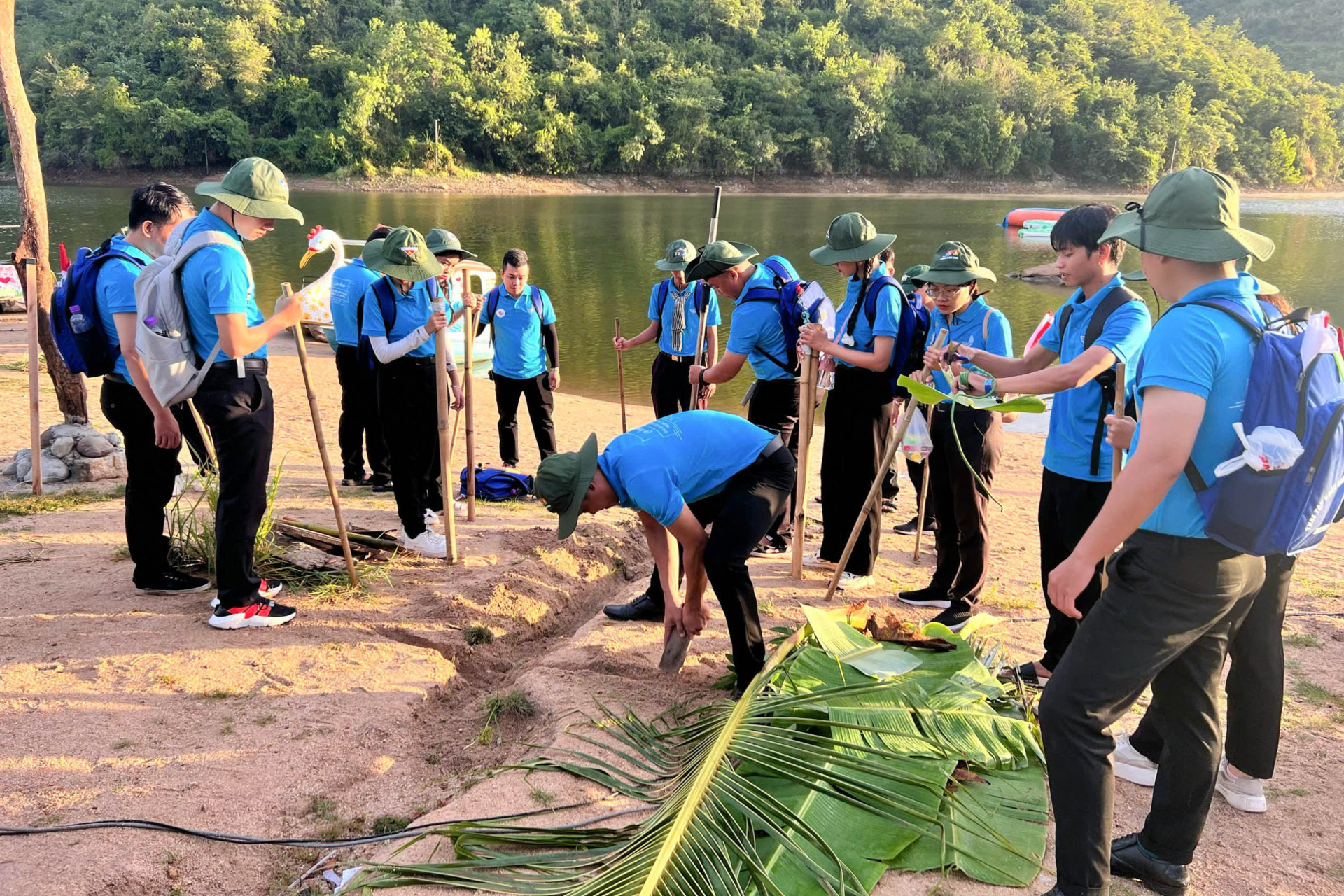 Các Chi hội thi tài làm bếp Hoàng Cầm trong nội dung trò chơi lớn.