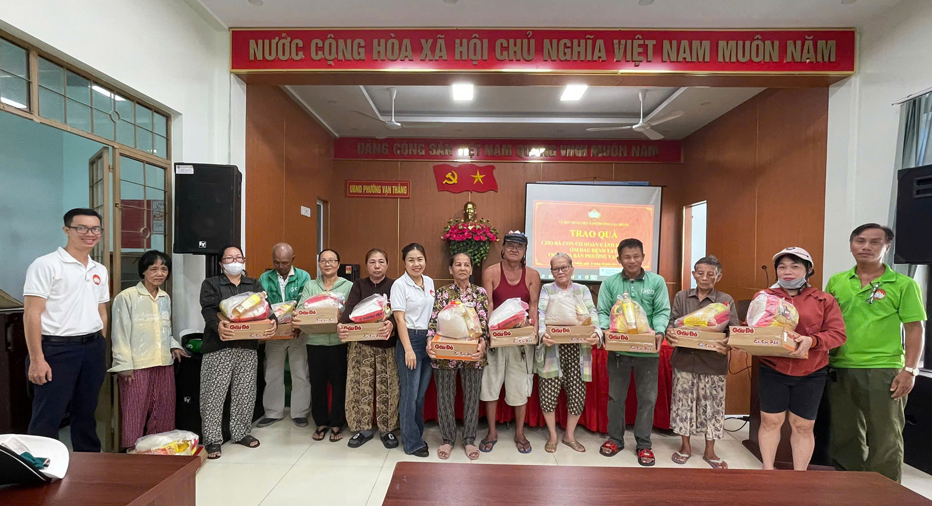 Các hộ cận nghèo, khó khăn được nhận quà. 