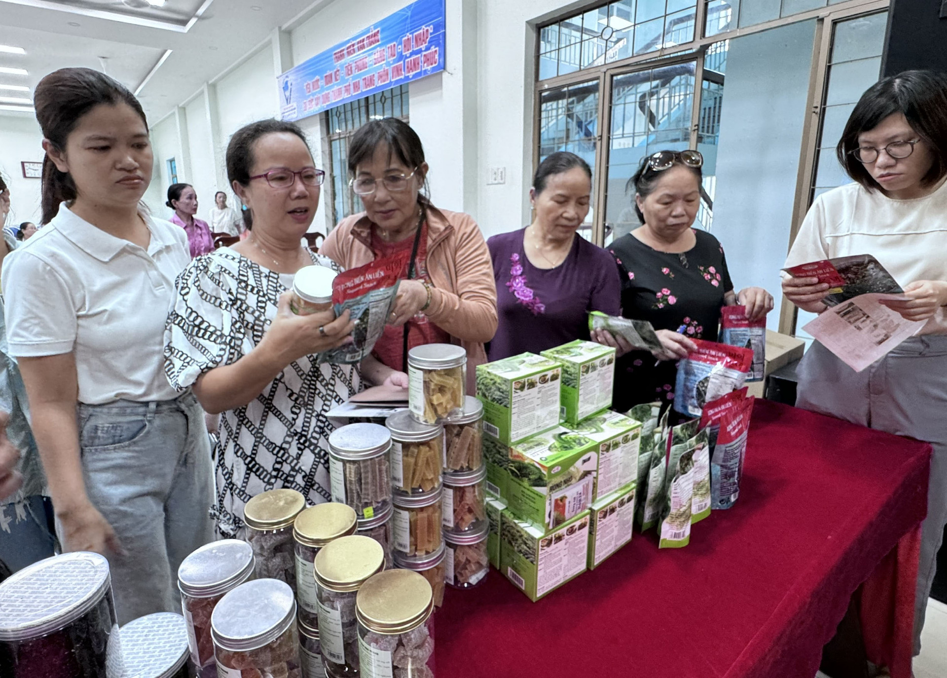 Cán bộ, hội viên và bà con tìm hiểu sản phẩm thương hiệu Việt. 