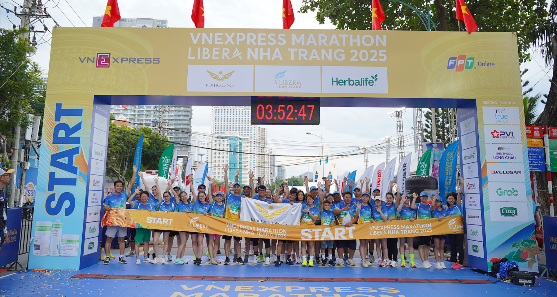 Hàng trăm cán bộ nhân viên của KDI Holdings. Ảnh: VnExpress Marathon