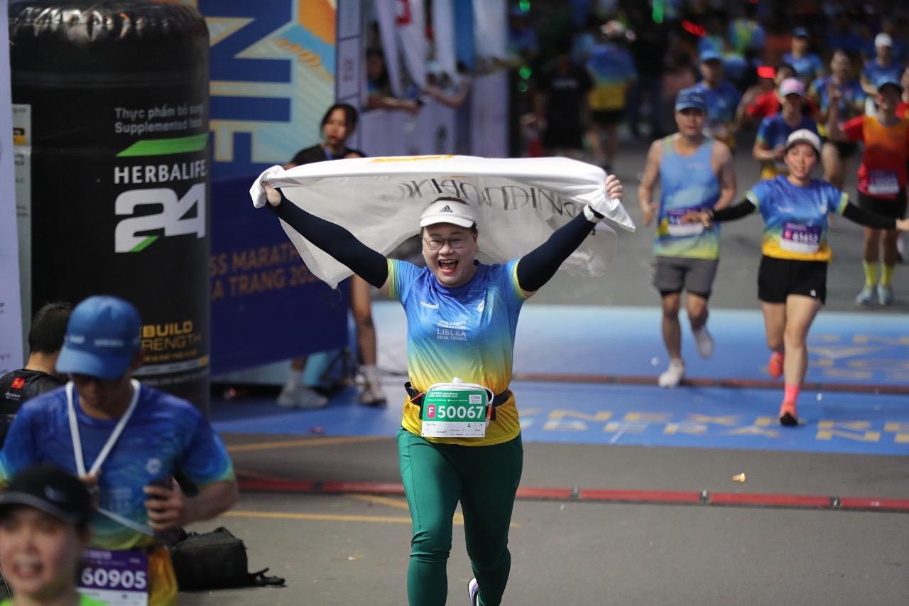 Chị Thủy Tiên trên đường chạy. Ảnh: VnExpress Marathon