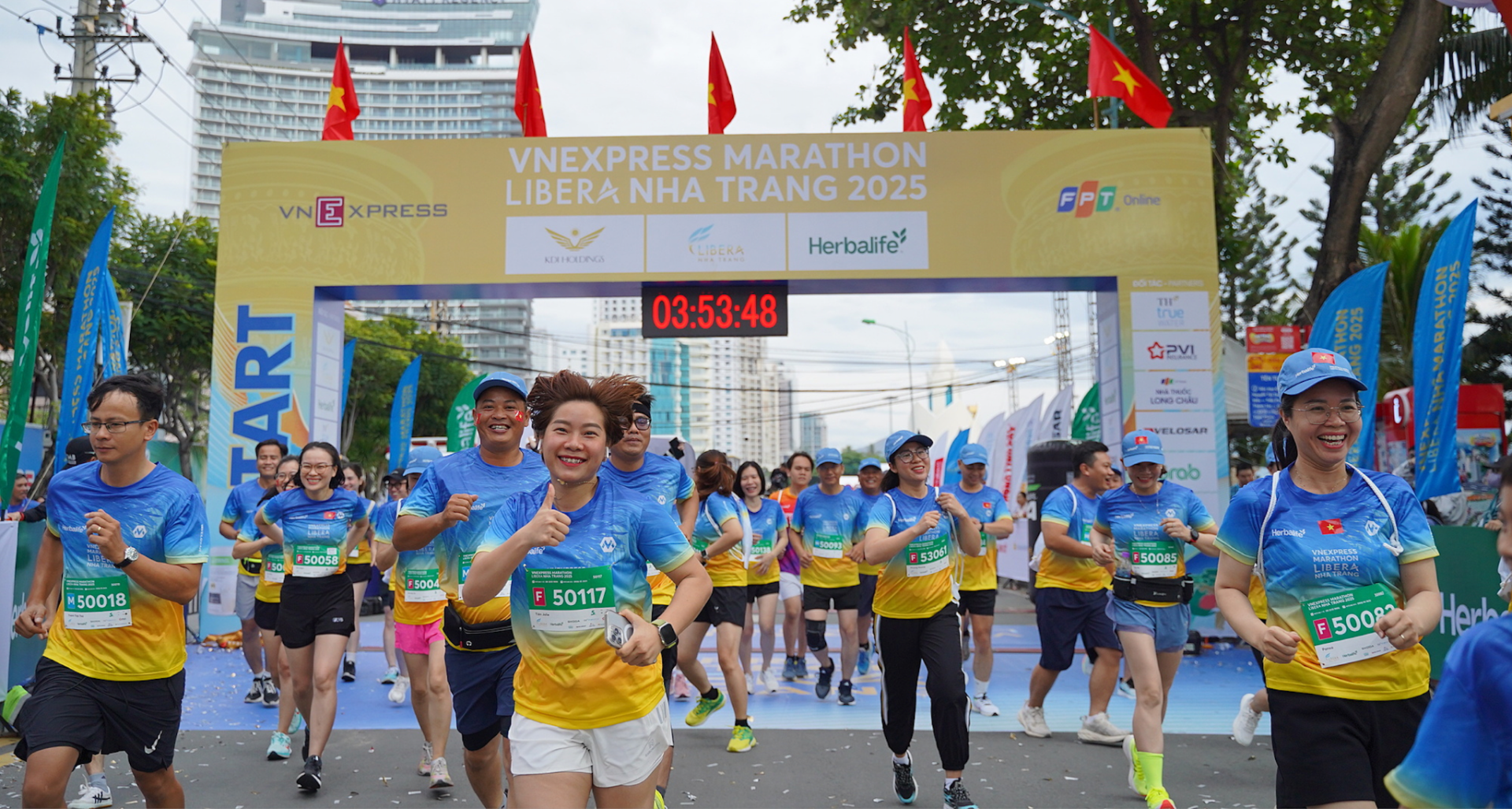 Các cán bộ nhân viên đồng loạt xuất phát. Ảnh: VnExpress Marathon