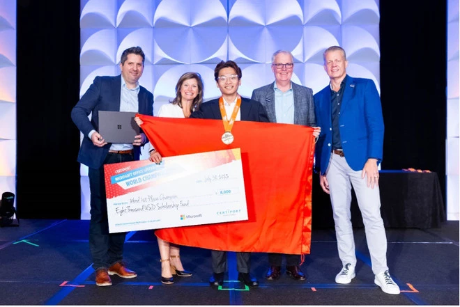 Em Đỗ Hải Long nhận huy chương Vàng thế giới nội dung MOS Word 365 Apps. (Ảnh: PV/Vietnam+)