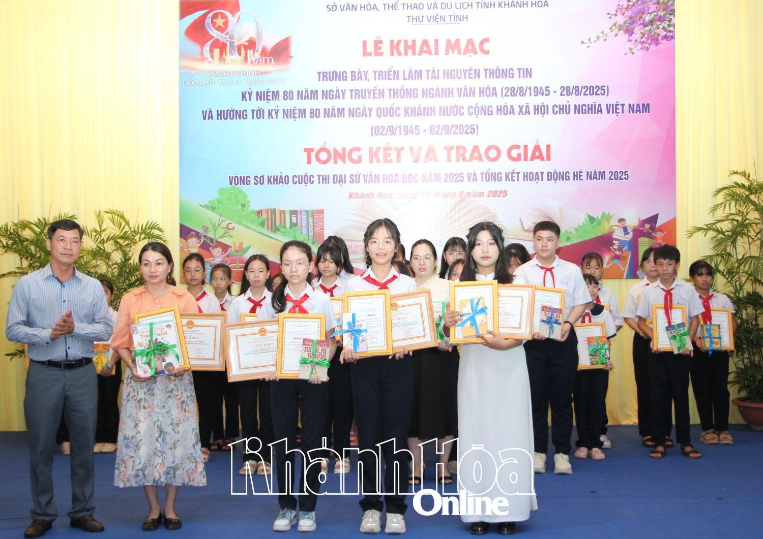 Lãnh đạo Sở Văn hóa, Thể thao và Du lịch trao giấy khen cho những tập thể, cá nhân xuất sắc.