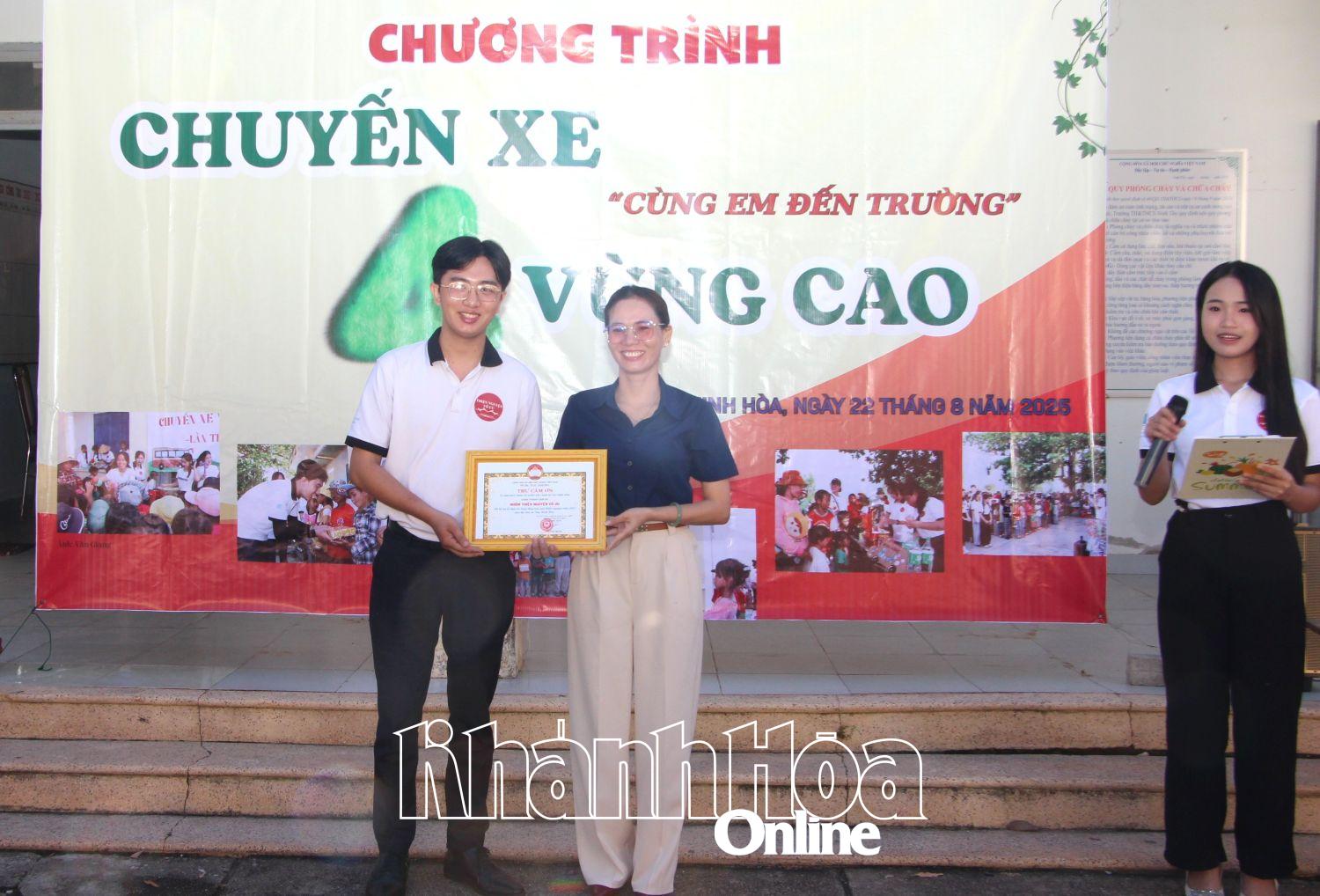 Đại diện lãnh đạo xã Tây Ninh Hòa trao chứng nhận cảm ơn Câu lạc bộ Thiện nguyện Vô Ưu.