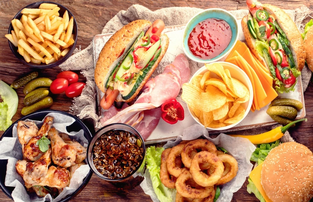 Ăn nhiều thực phẩm chứa chất béo bão hòa và chất béo chuyển hóa có hại cho sức khỏe.