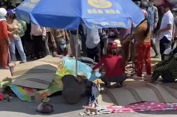 Va chạm với xe tải, 2 mẹ con tử vong