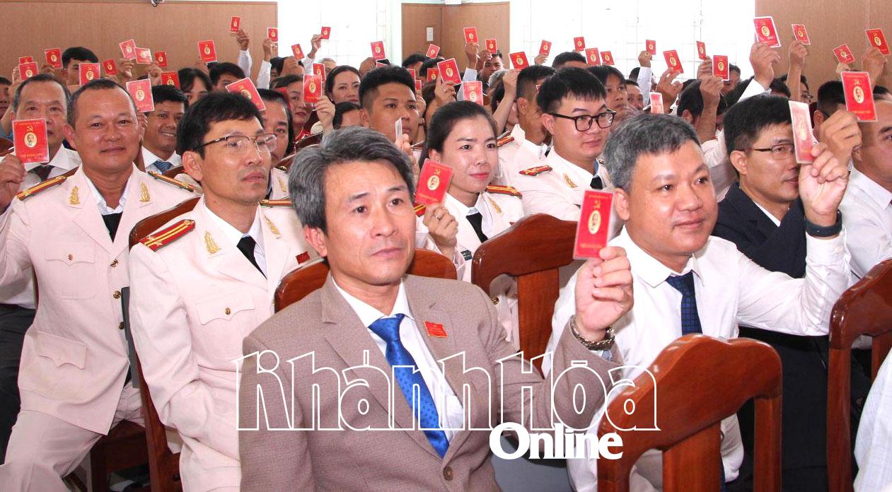 Các đại biểu biểu quyết thông qua nghị quyết đại hội.