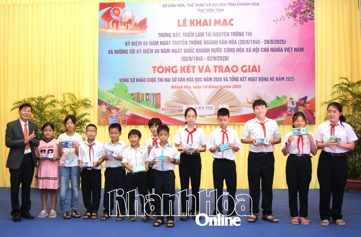 Lãnh đạo Thư viện tỉnh khen thưởng những thiếu nhi tham gia tích cực hoạt động hè.