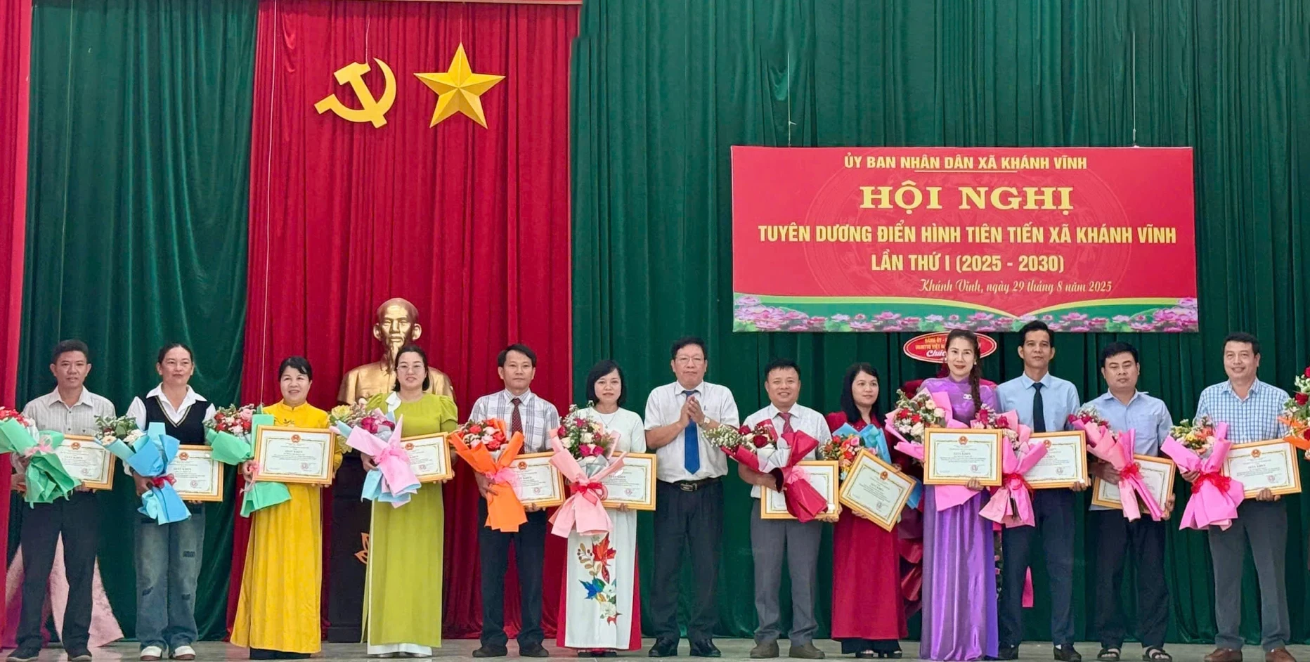 Các cá nhân nhận giấy khen.