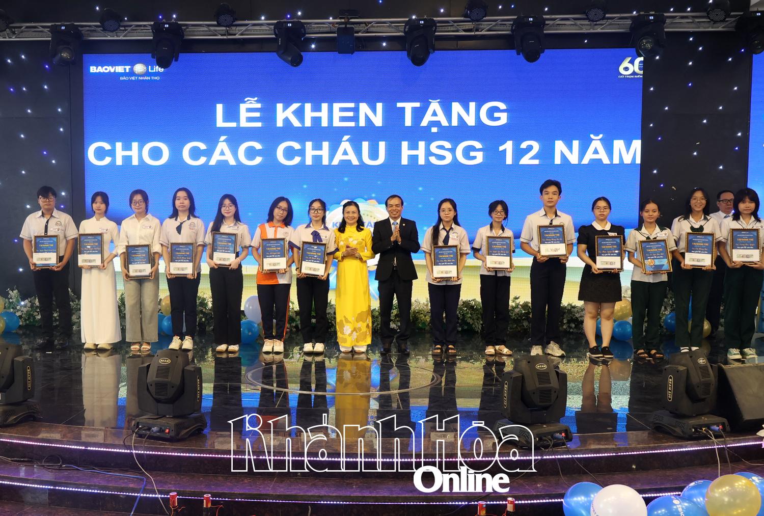 Lãnh đạo Công ty Bảo Việt Nhân thọ Ninh Thuận khen tặng học sinh giỏi 12 năm liền.